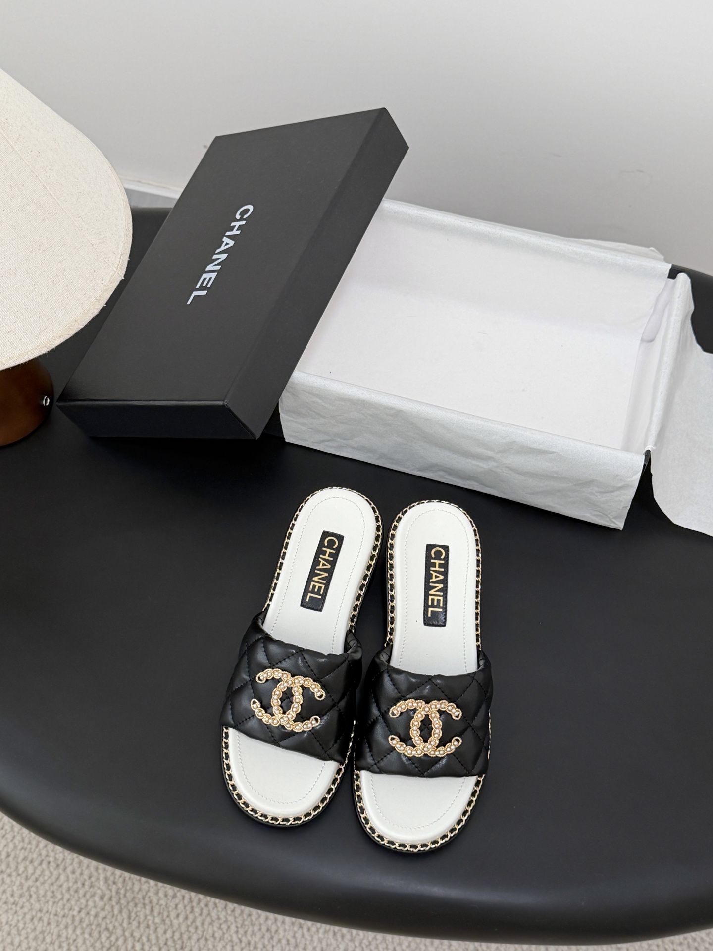 샤넬(CHANEL) 스프링 로고 슬리퍼 신발