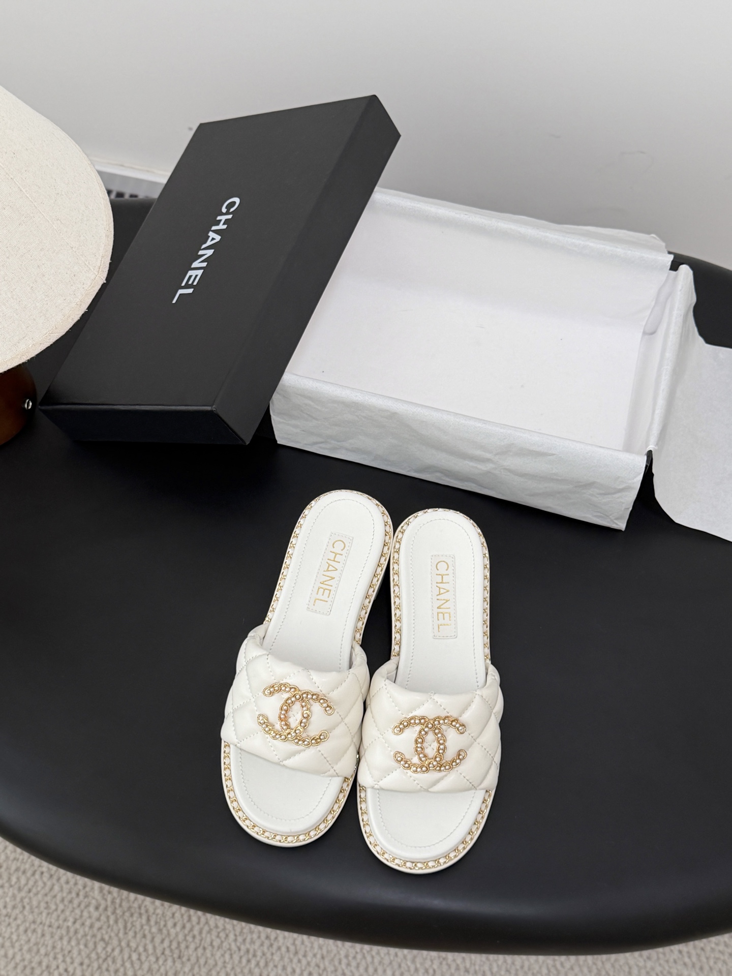 샤넬(CHANEL) 스프링 로고 슬리퍼 신발