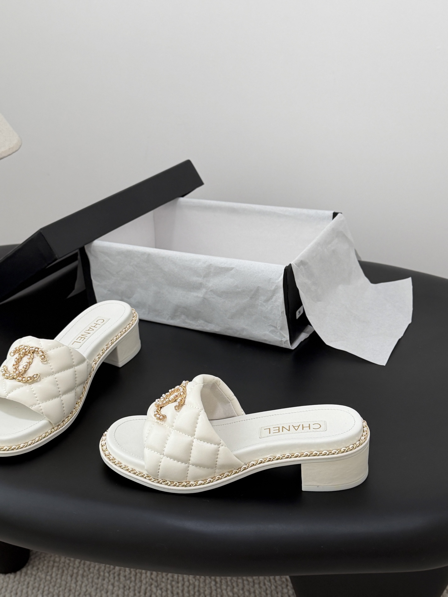 샤넬(CHANEL) 스프링 로고 슬리퍼 신발