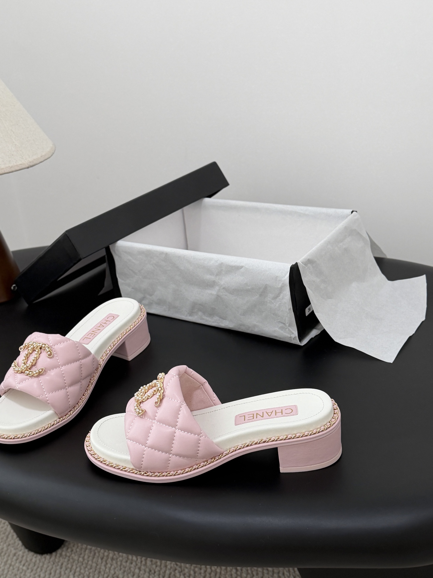 샤넬(CHANEL) 스프링 로고 슬리퍼 신발