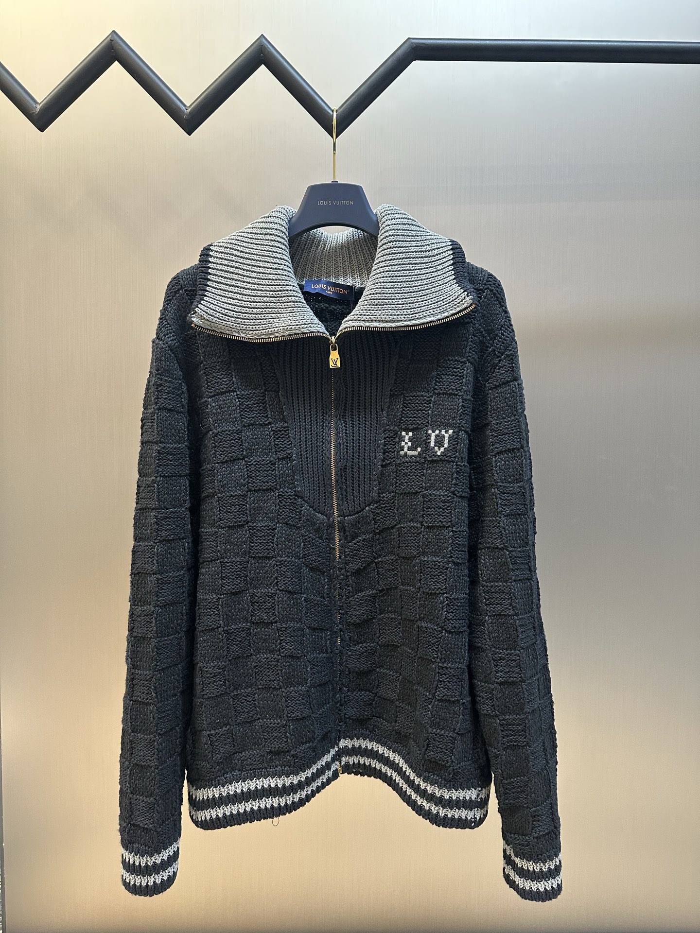 루이비통(LV) 콘트라스트 립 칼라 니트 스웨터 의류