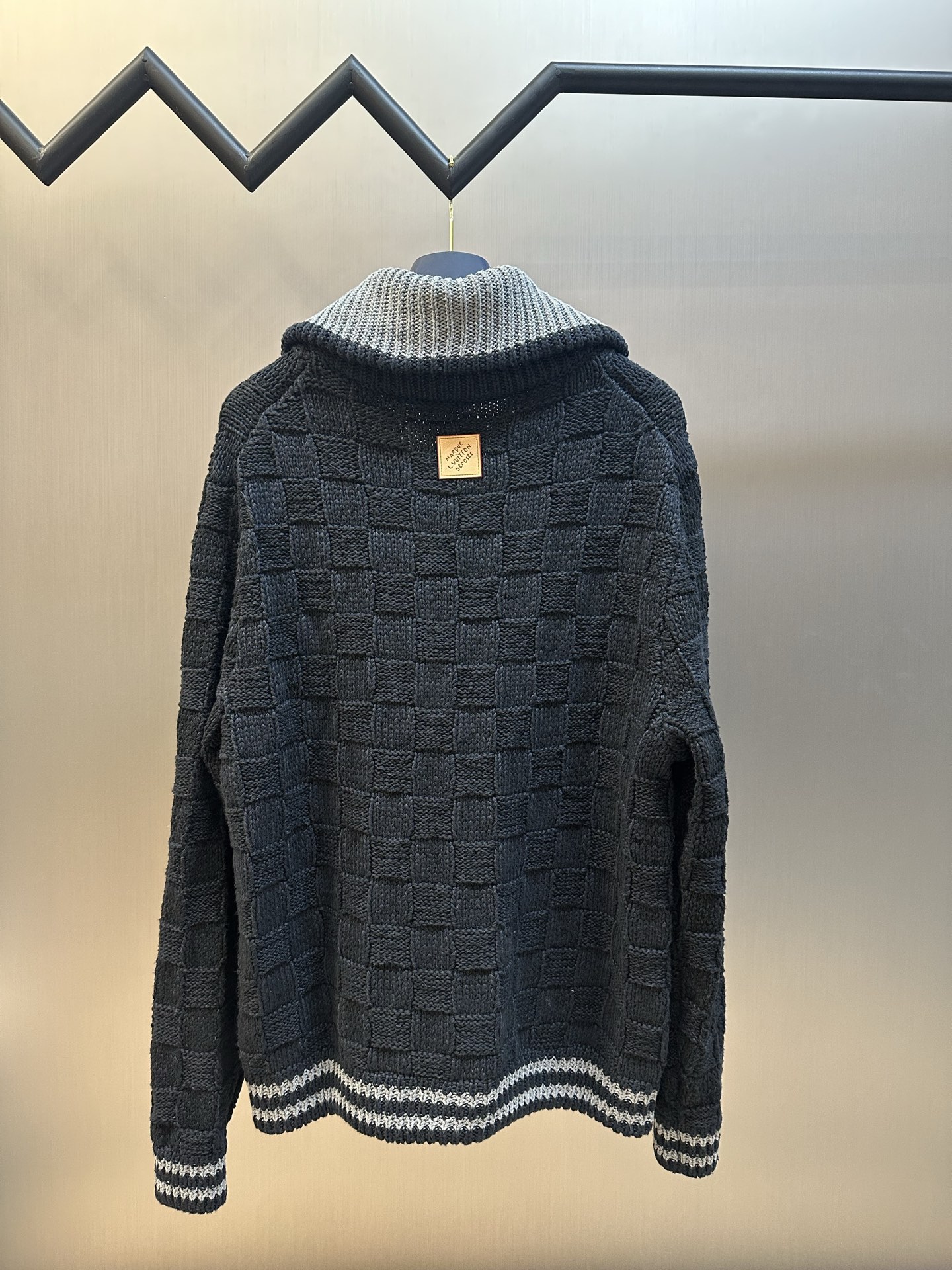 루이비통(LV) 콘트라스트 립 칼라 니트 스웨터 의류