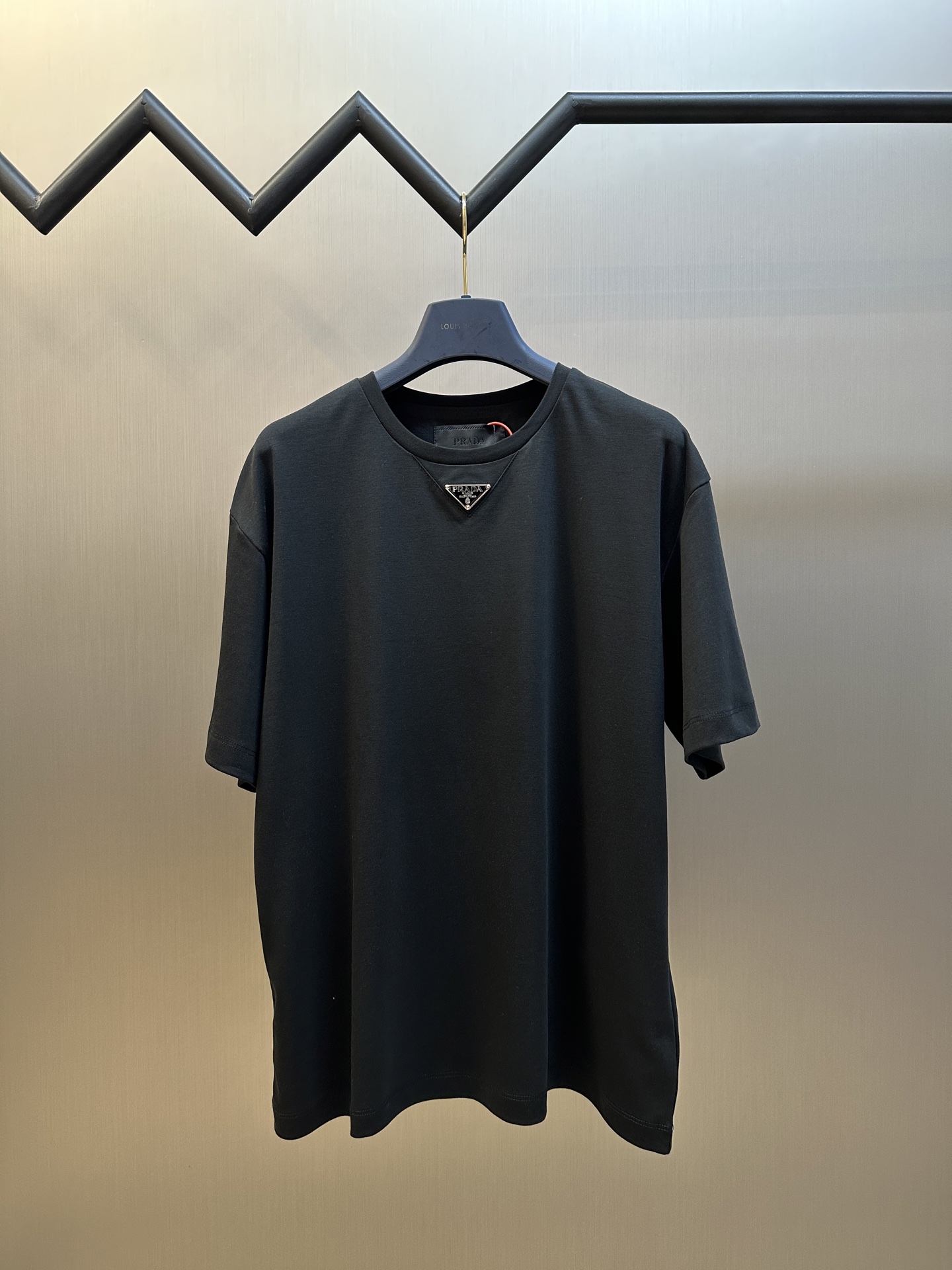 프라다(PRADA) 삼각 로고 반팔 티셔츠 의류