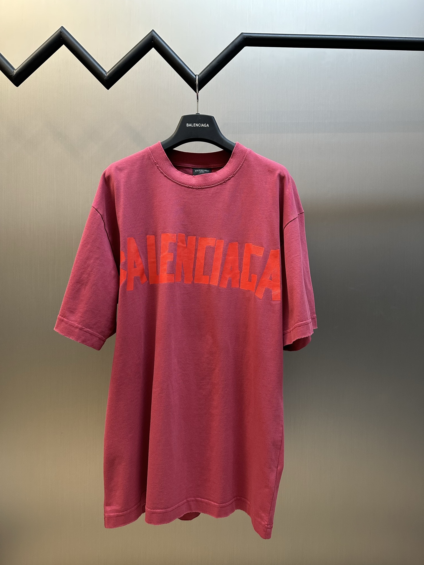 발렌시아가(BALENCIAGA) 테이프 로고 프린트 반팔 티셔츠 의류