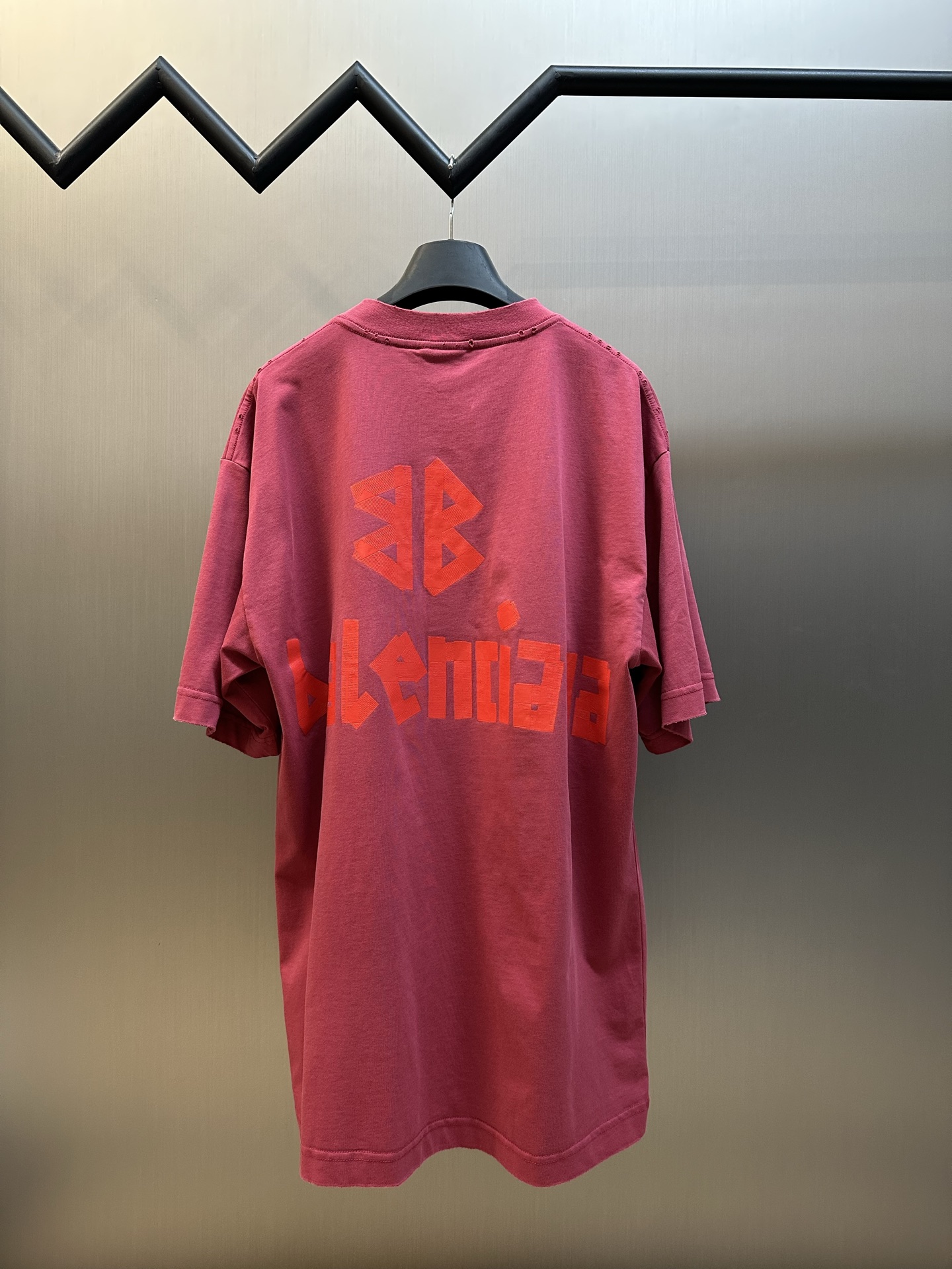 발렌시아가(BALENCIAGA) 테이프 로고 프린트 반팔 티셔츠 의류