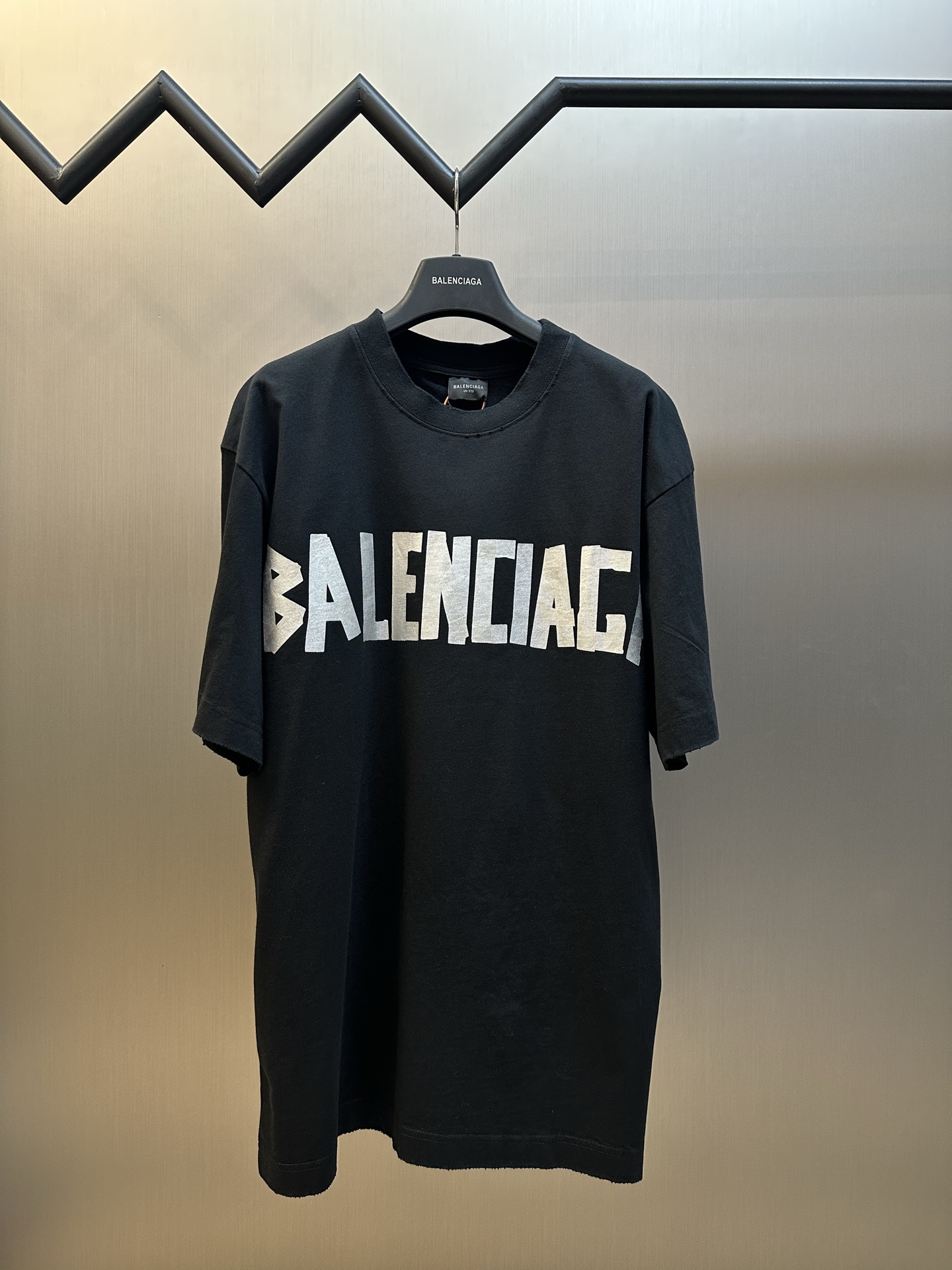 발렌시아가(BALENCIAGA) 테이프 로고 프린트 반팔 티셔츠 의류