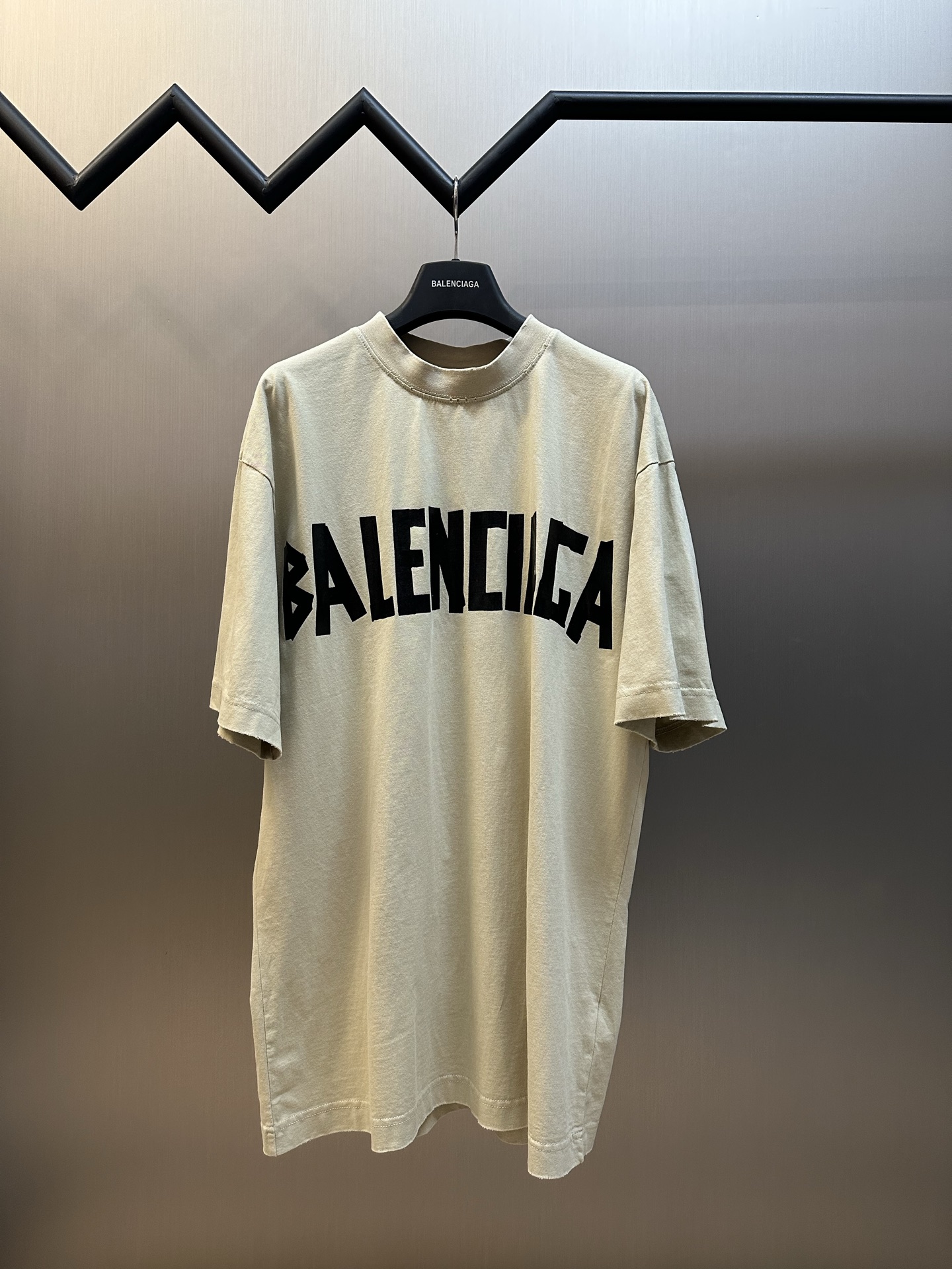 발렌시아가(BALENCIAGA) 테이프 로고 프린트 반팔 티셔츠 의류