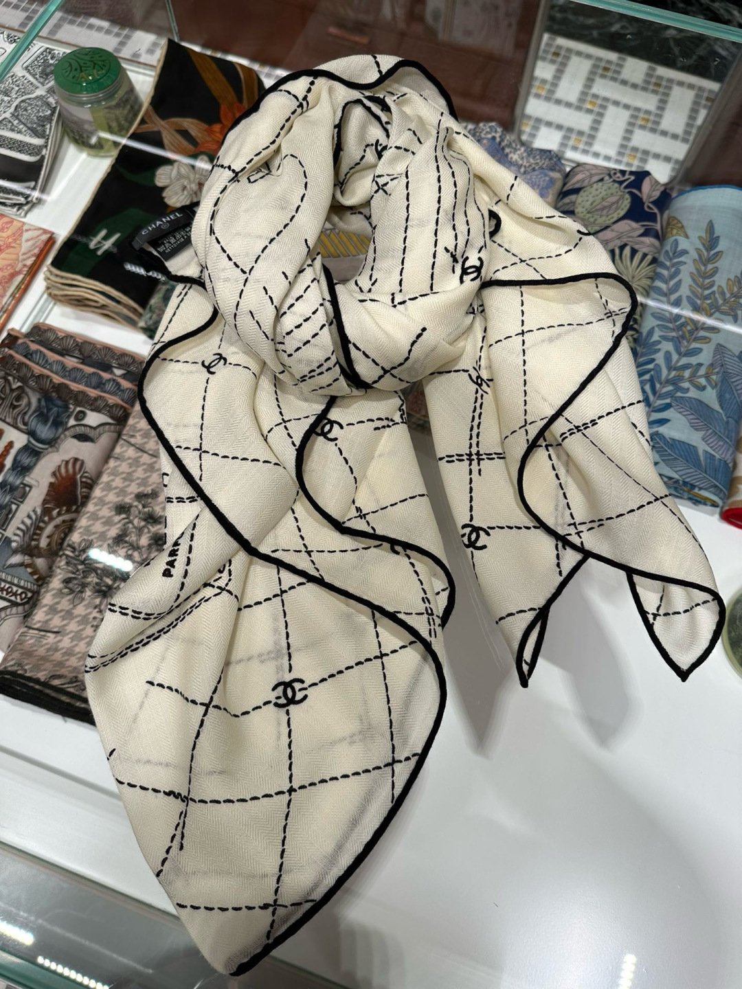 샤넬(CHANEL) 까멜리아 실크 목도리 스카프