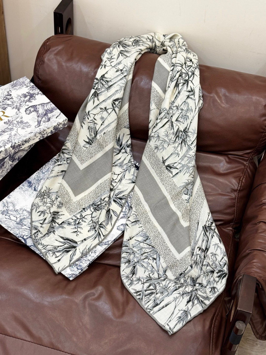 디올(DIOR) 밀레피오리 캐시미어 실크 목도리 스카프