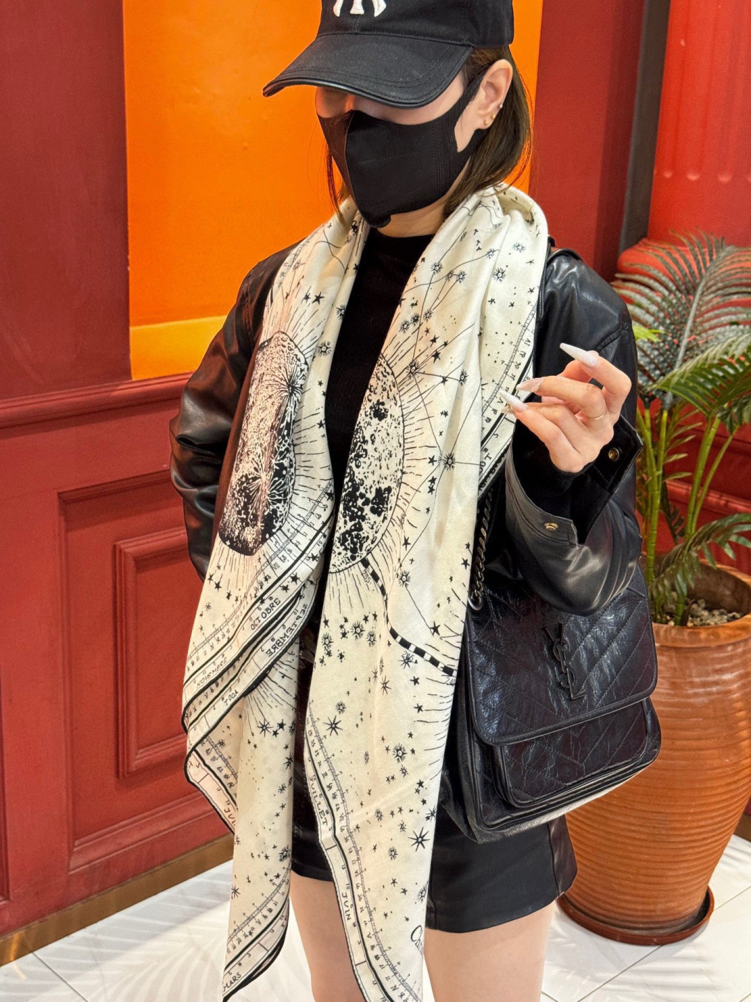 디올(DIOR) 페이즈 루네르 캐시미어 실크 목도리 스카프