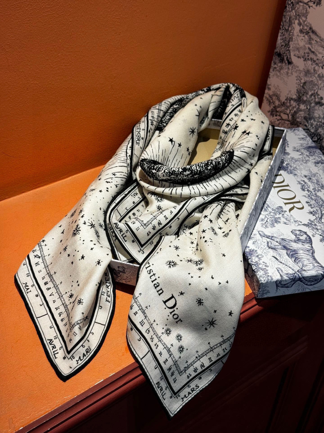 디올(DIOR) 페이즈 루네르 캐시미어 실크 목도리 스카프