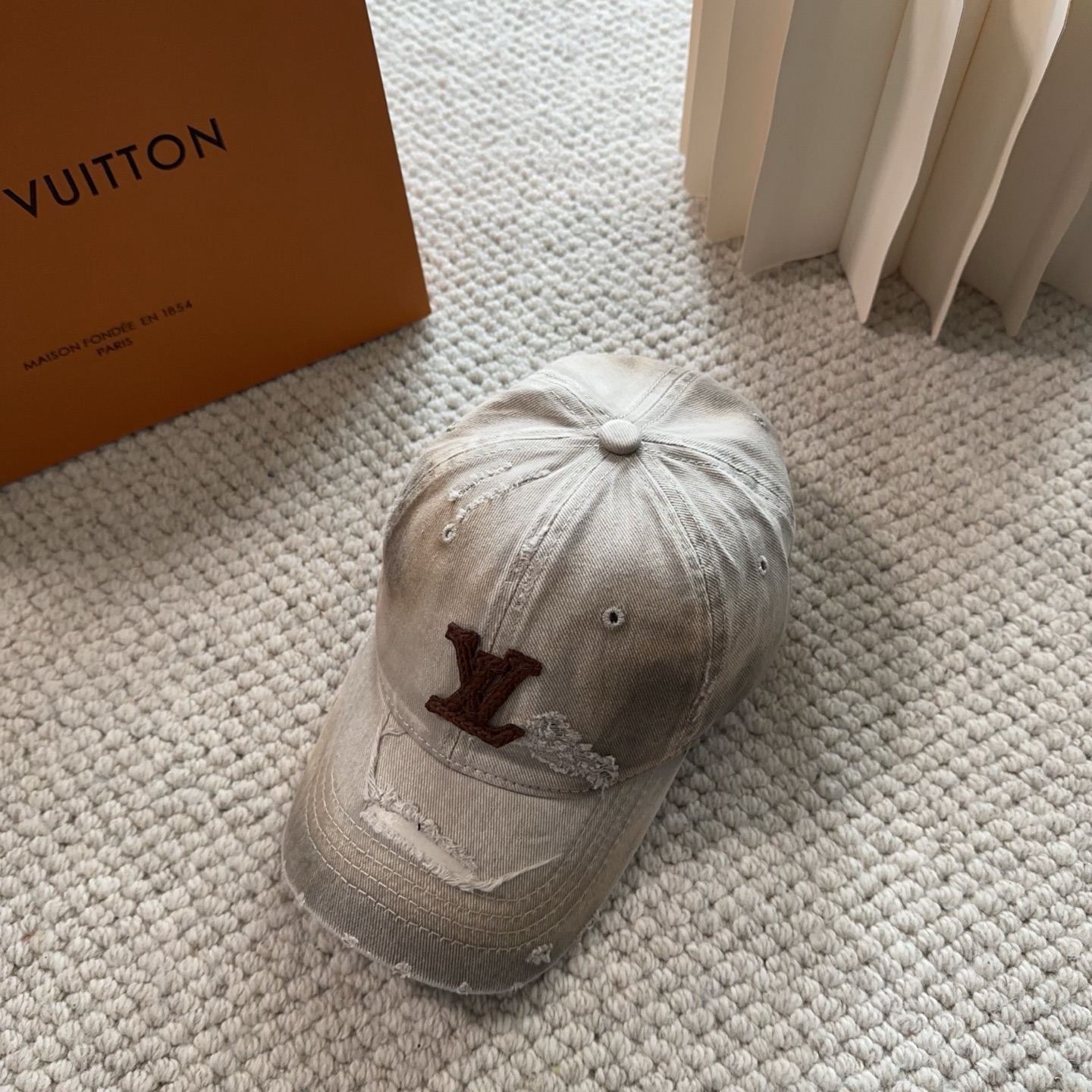 루이비통(LV) 로고 볼캡 모자