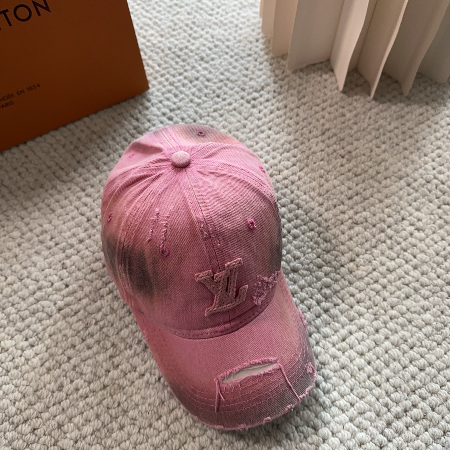 루이비통(LV) 로고 볼캡 모자
