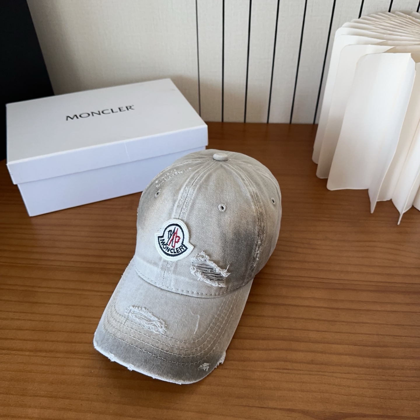 몽클레어 몽클레르(MONCLER) 워싱 디스트로이드 볼캡 모자