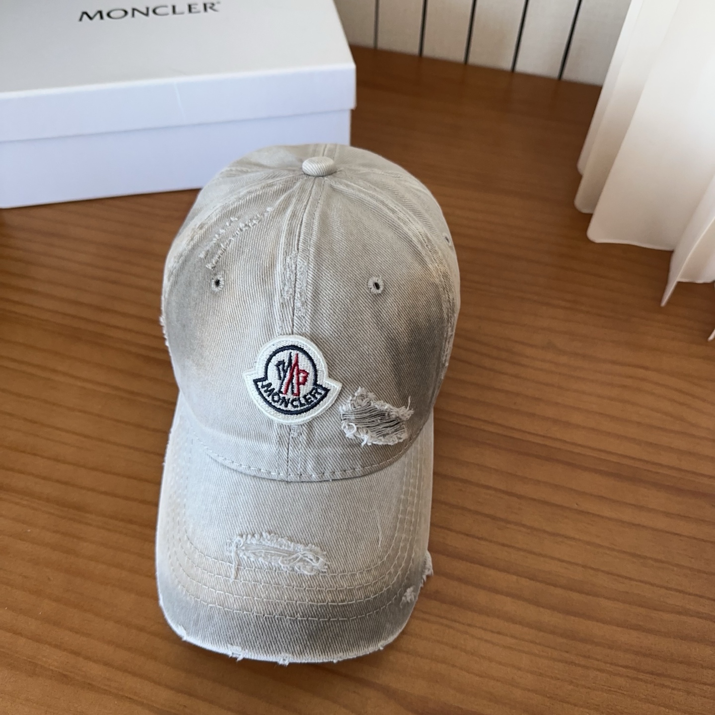 몽클레어 몽클레르(MONCLER) 워싱 디스트로이드 볼캡 모자