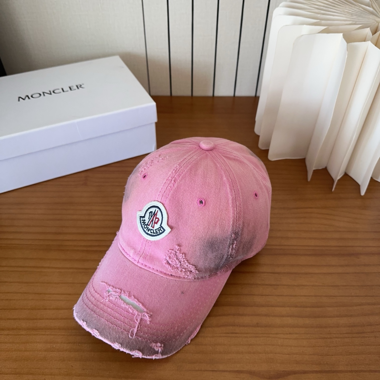 몽클레어 몽클레르(MONCLER) 워싱 디스트로이드 볼캡 모자