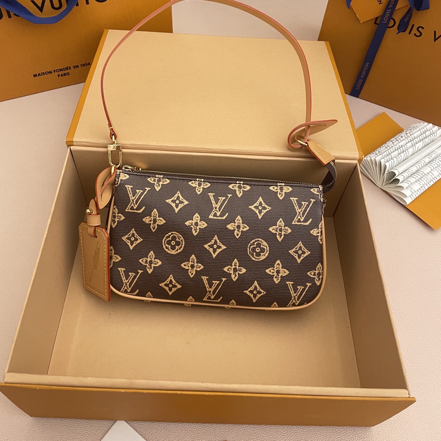 루이비통(LV) 포쉐트 악세수아(Pochette Accessoires) 숄더백 가방
