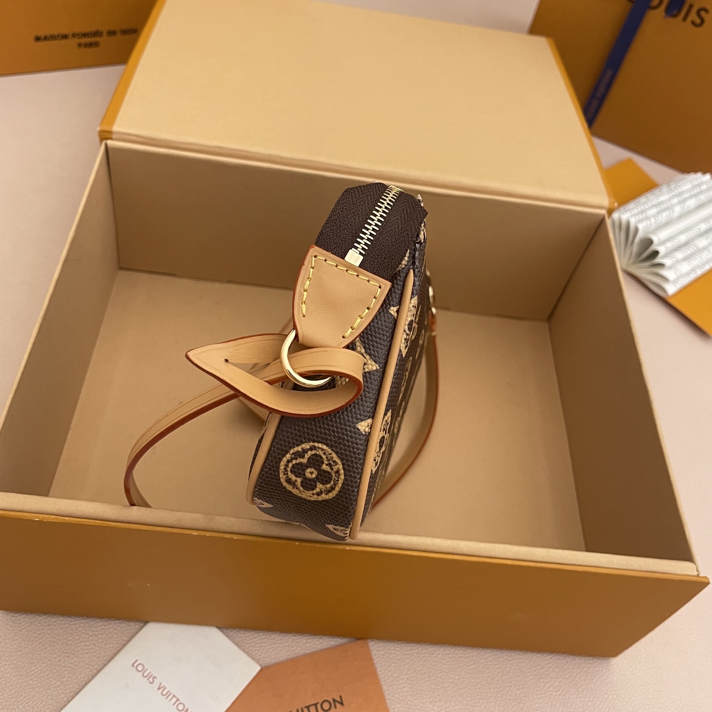 루이비통(LV) 포쉐트 악세수아(Pochette Accessoires) 숄더백 가방