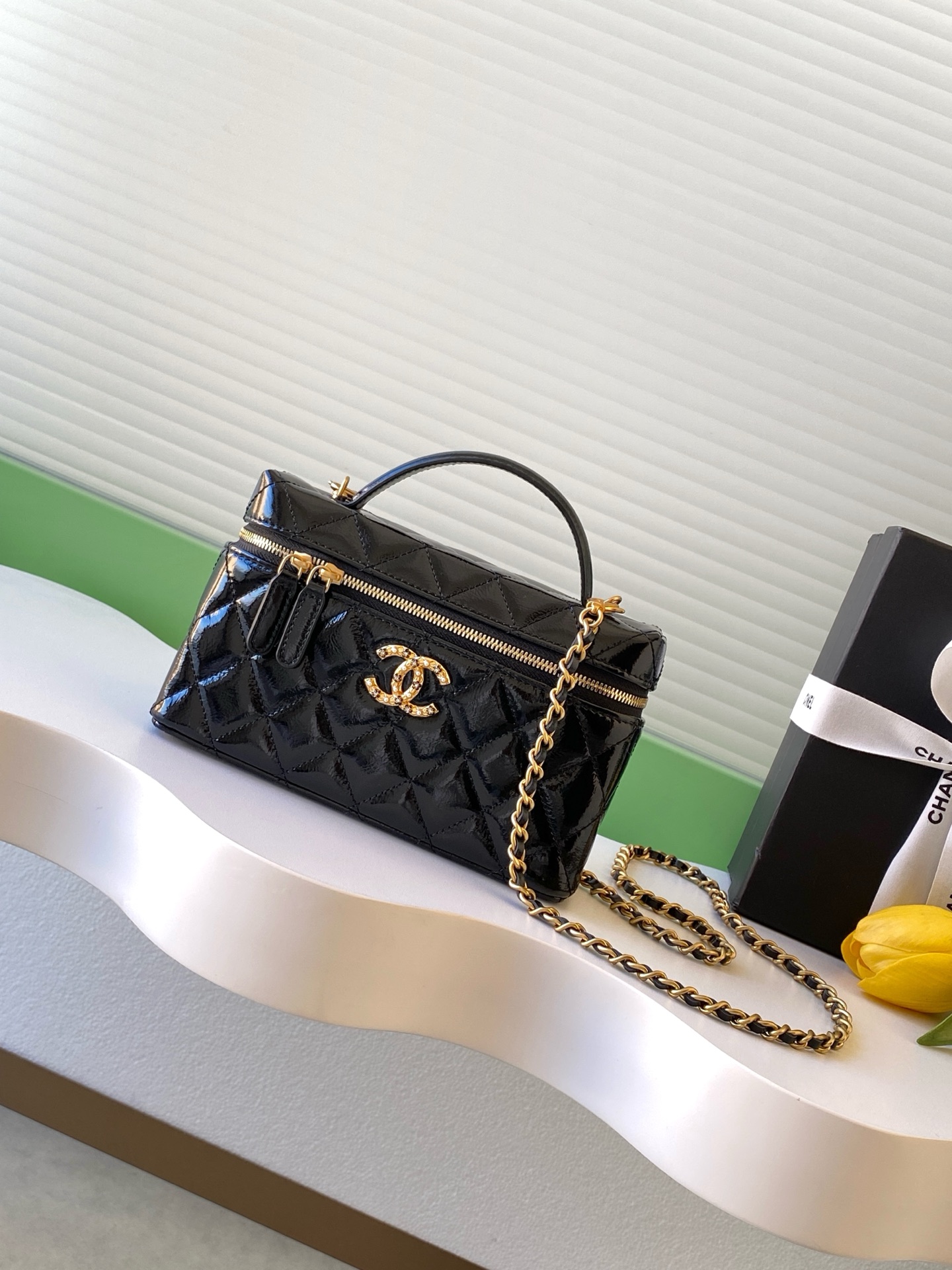 샤넬(Chanel) 26C 블랙 앤 골드 런치박스 백(LP) AP4974 파우치백 가방