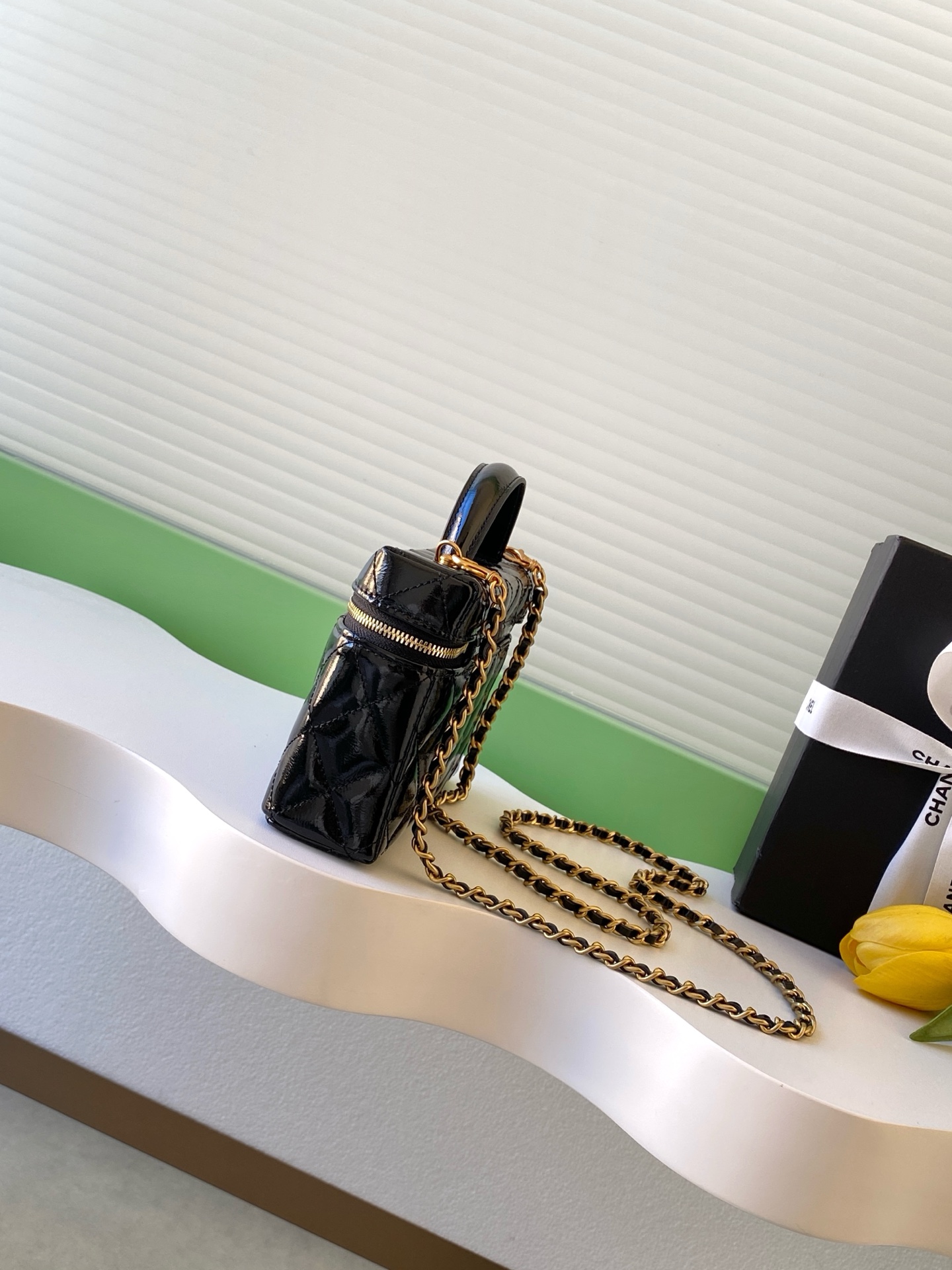 샤넬(Chanel) 26C 블랙 앤 골드 런치박스 백(LP) AP4974 파우치백 가방