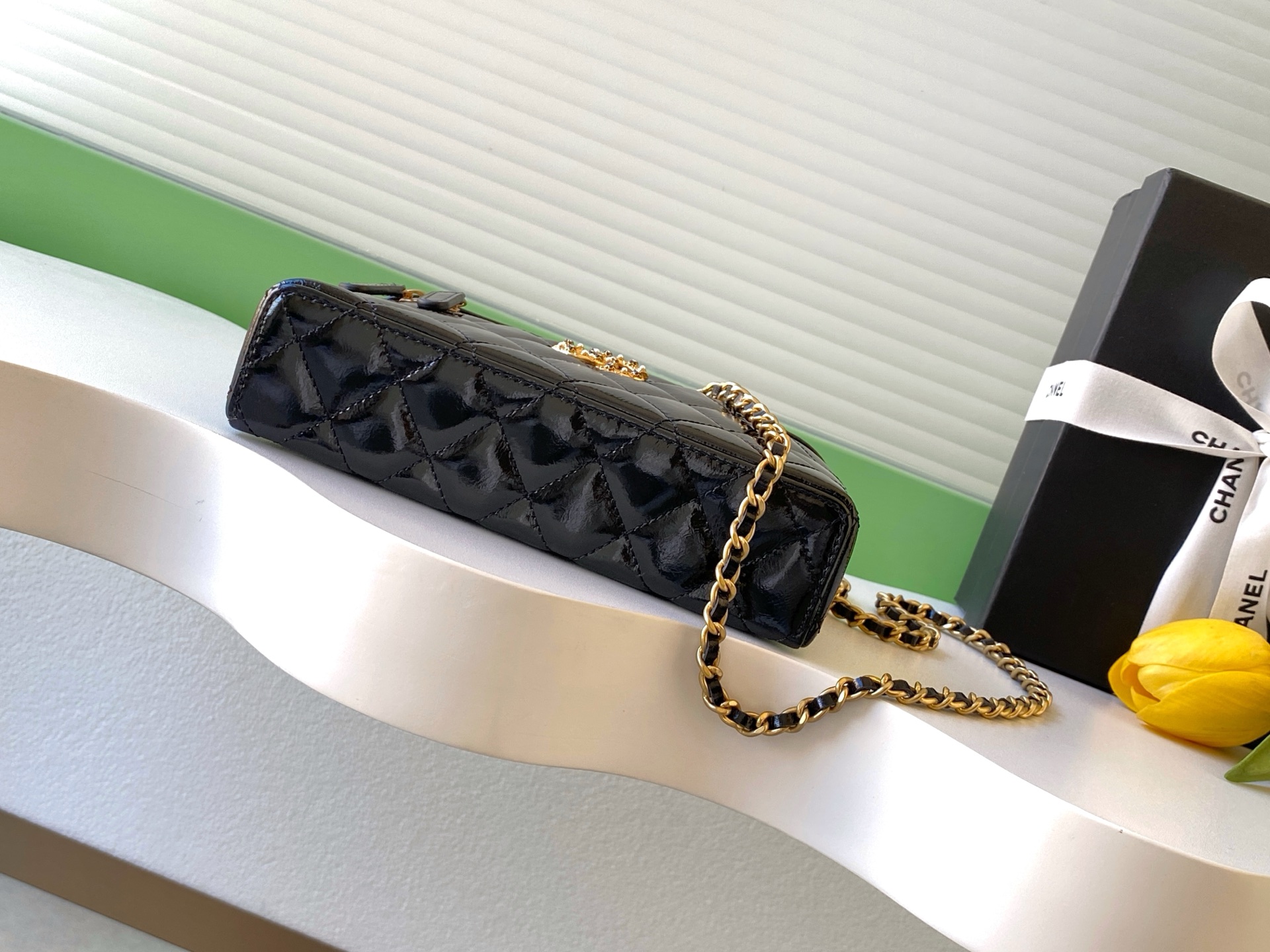 샤넬(Chanel) 26C 블랙 앤 골드 런치박스 백(LP) AP4974 파우치백 가방