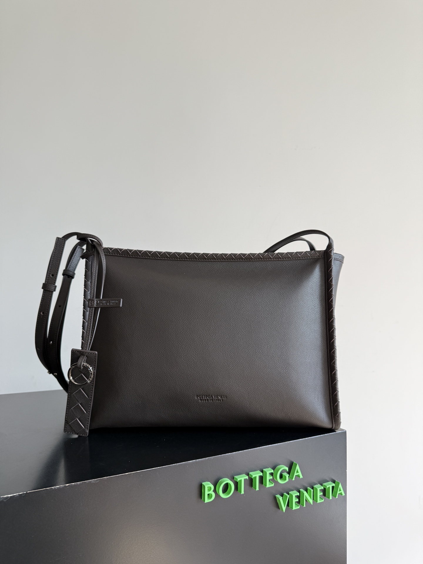 BOTTEGA VENETA BV 보테가 베네타 코리에르 메신저(Corriere Messenger) 크로스백 메신저백 가방 다크브라운