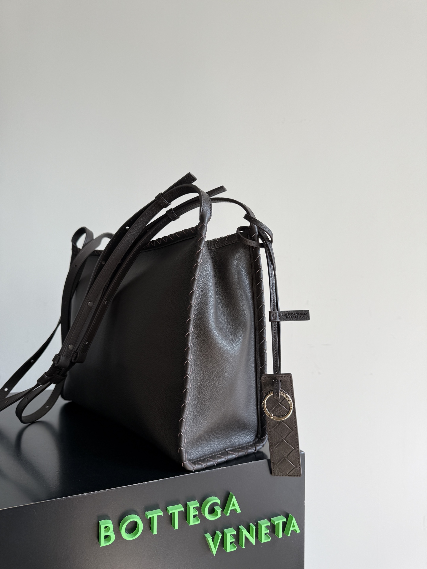 BOTTEGA VENETA BV 보테가 베네타 코리에르 메신저(Corriere Messenger) 크로스백 메신저백 가방 다크브라운