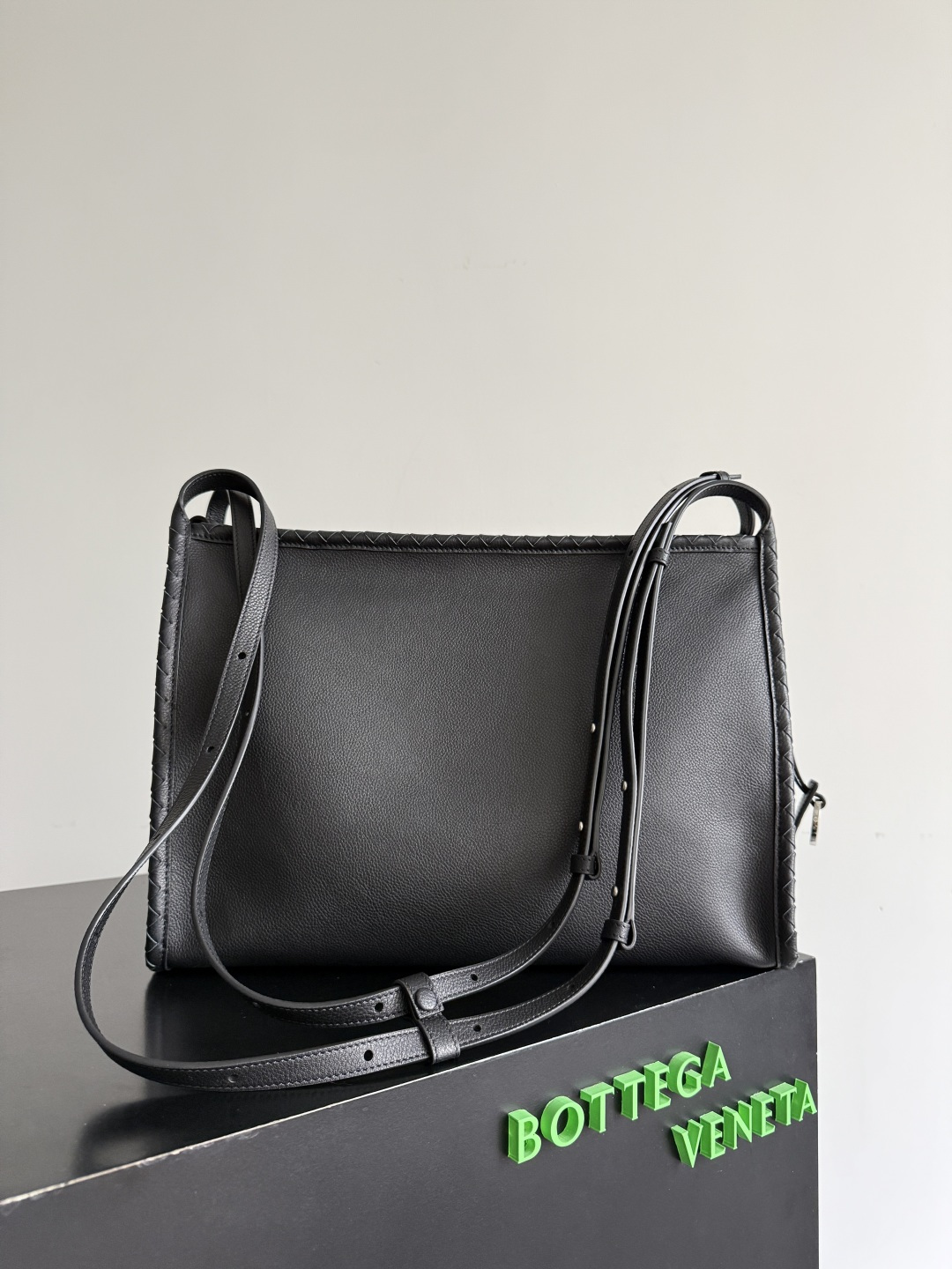 BOTTEGA VENETA BV 보테가 베네타 코리에르 메신저(Corriere Messenger) 크로스백 메신저백 가방 블랙