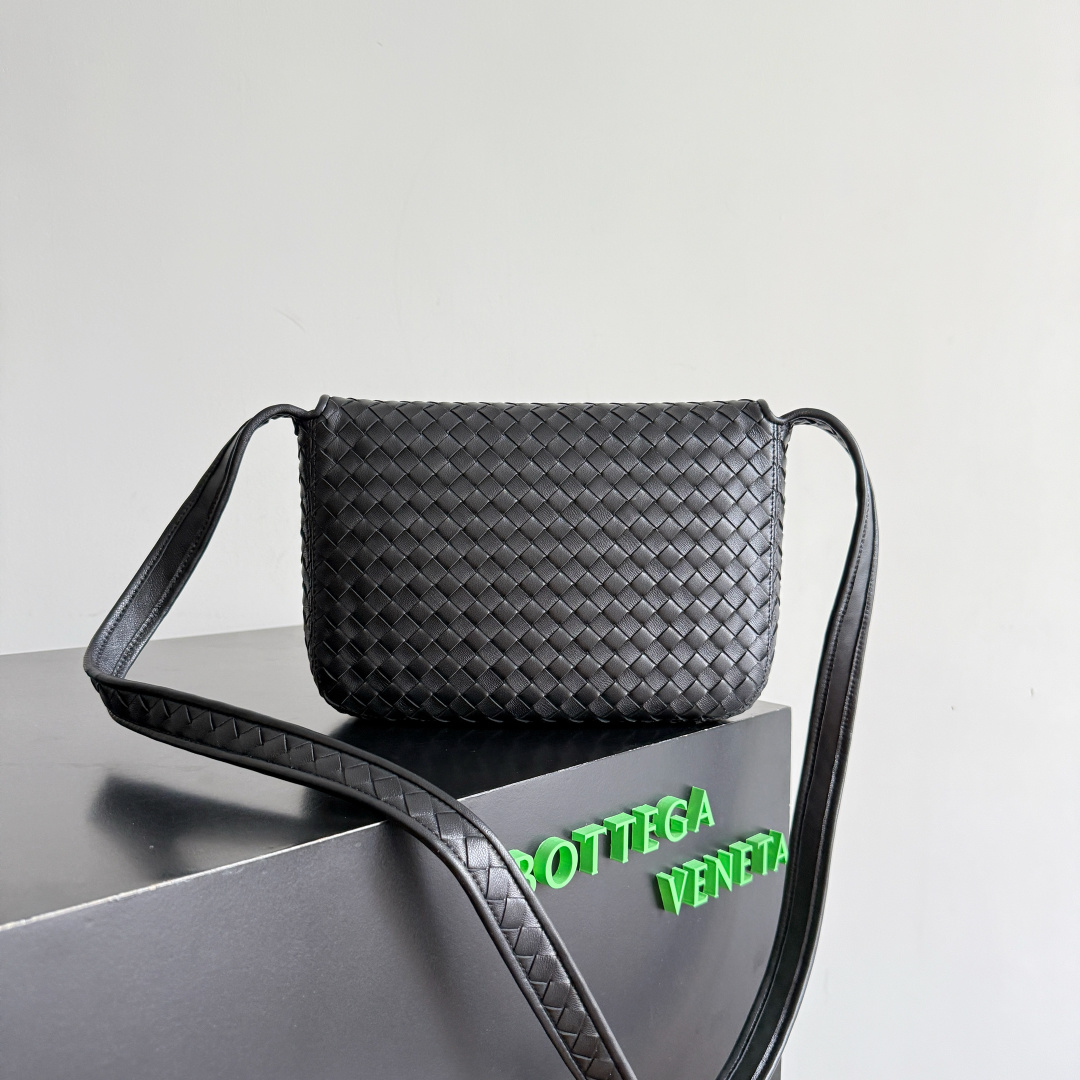 BOTTEGA VENETA BV 보테가 베네타 베네토(Veneto) 플랩 메신저 크로스백 가방 843836 블랙