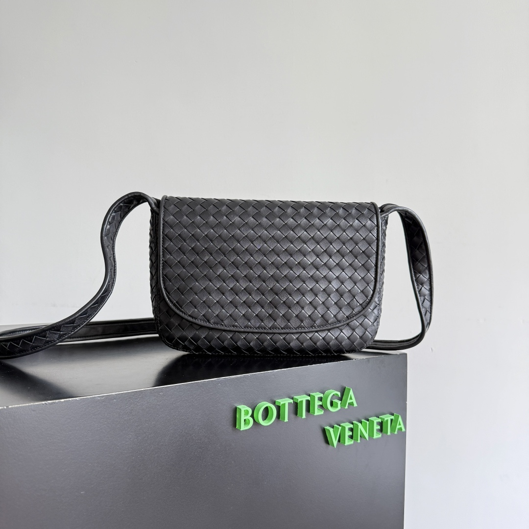 BOTTEGA VENETA BV 보테가 베네타 베네토(Veneto) 플랩 메신저 크로스백 가방 843836 블랙