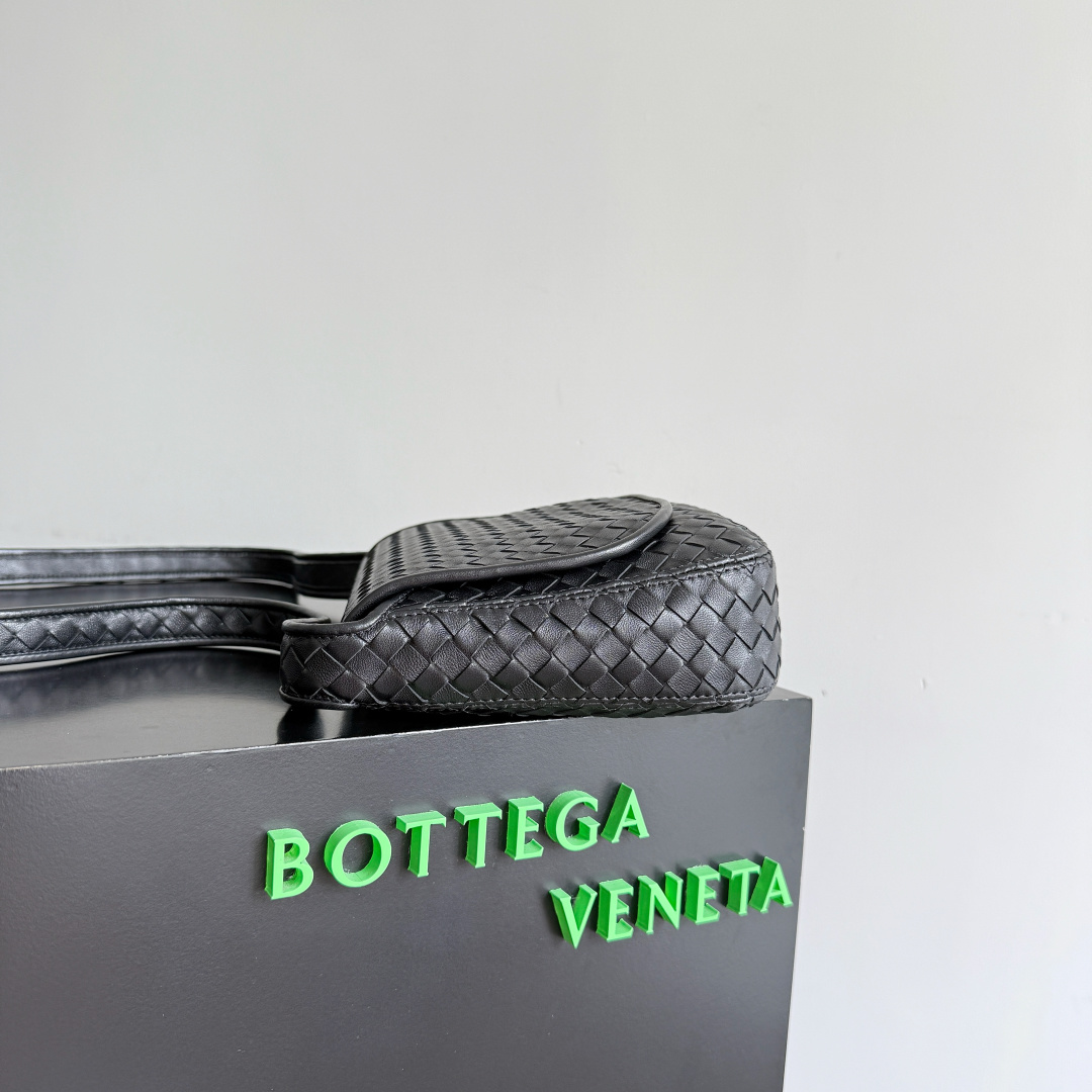 BOTTEGA VENETA BV 보테가 베네타 베네토(Veneto) 플랩 메신저 크로스백 가방 843836 블랙