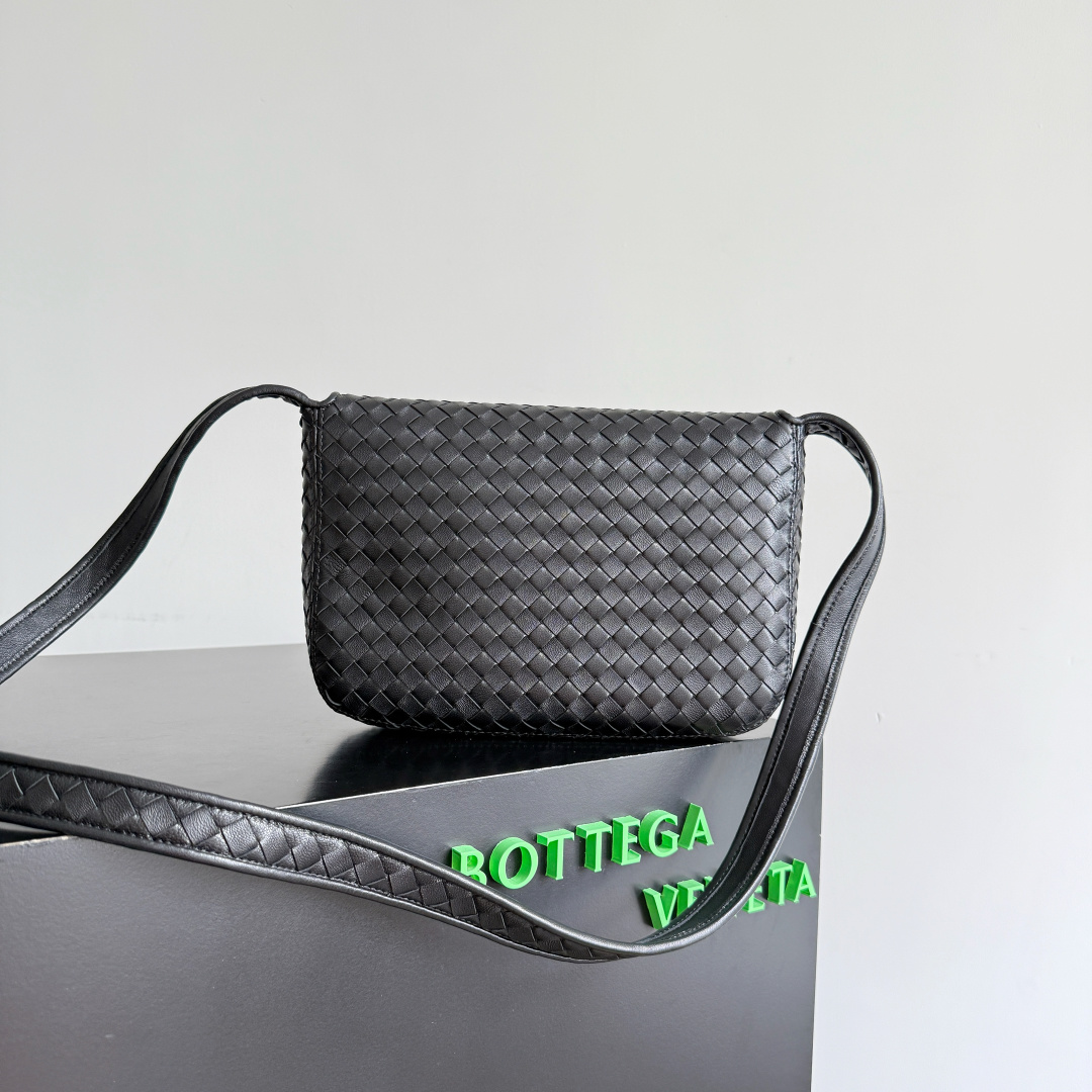 BOTTEGA VENETA BV 보테가 베네타 베네토(Veneto) 플랩 메신저 크로스백 가방 843836 블랙