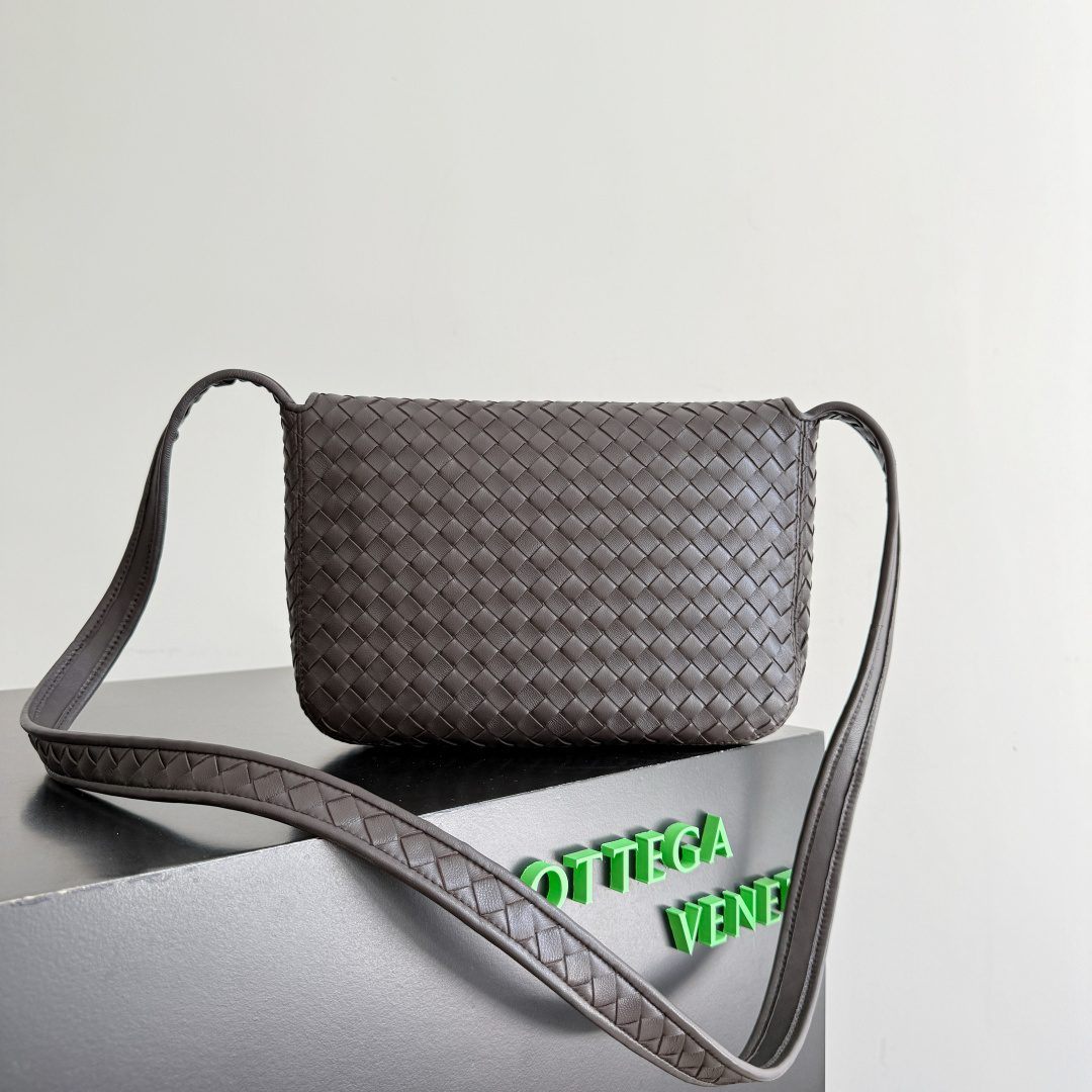 BOTTEGA VENETA BV 보테가 베네타 베네토(Veneto) 플랩 메신저 크로스백 가방 843836 다크브라운