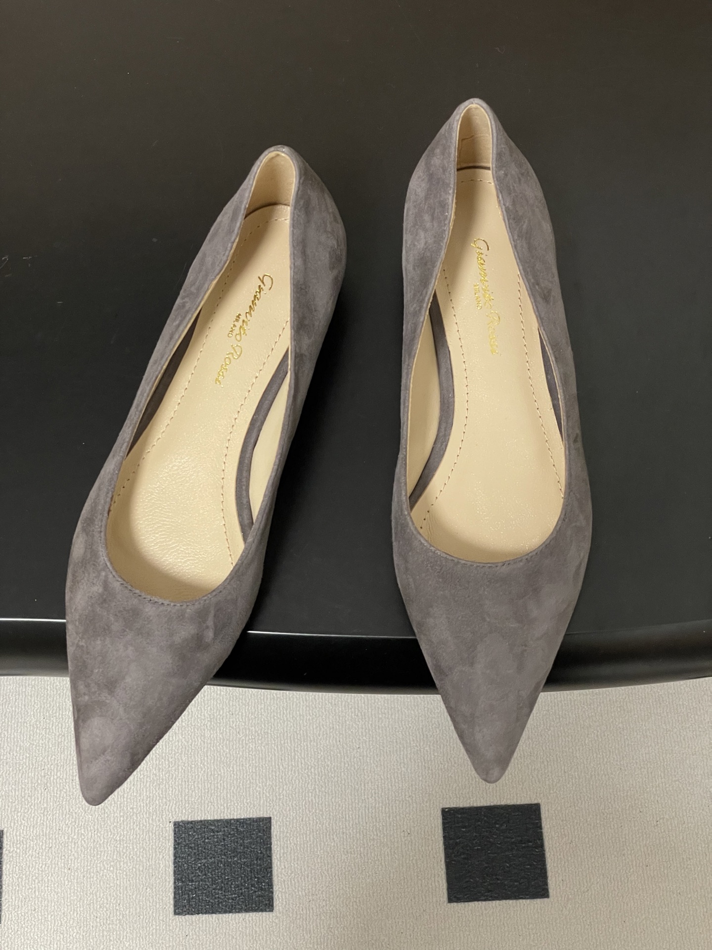 지안비토 로시(GIANVITO ROSSI) 포인티드 플랫슈즈 신발