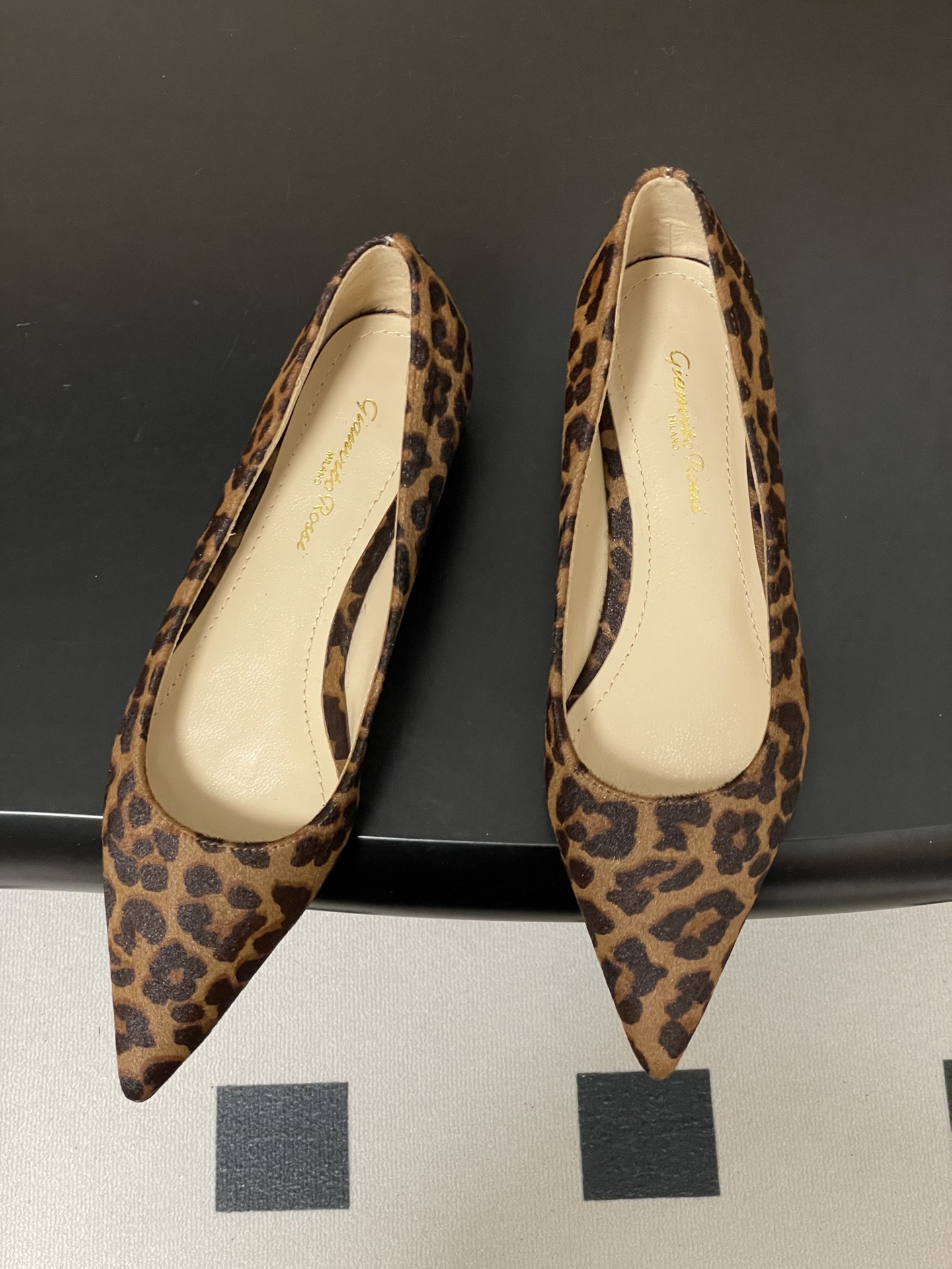 지안비토 로시(GIANVITO ROSSI) 포인티드 플랫슈즈 신발