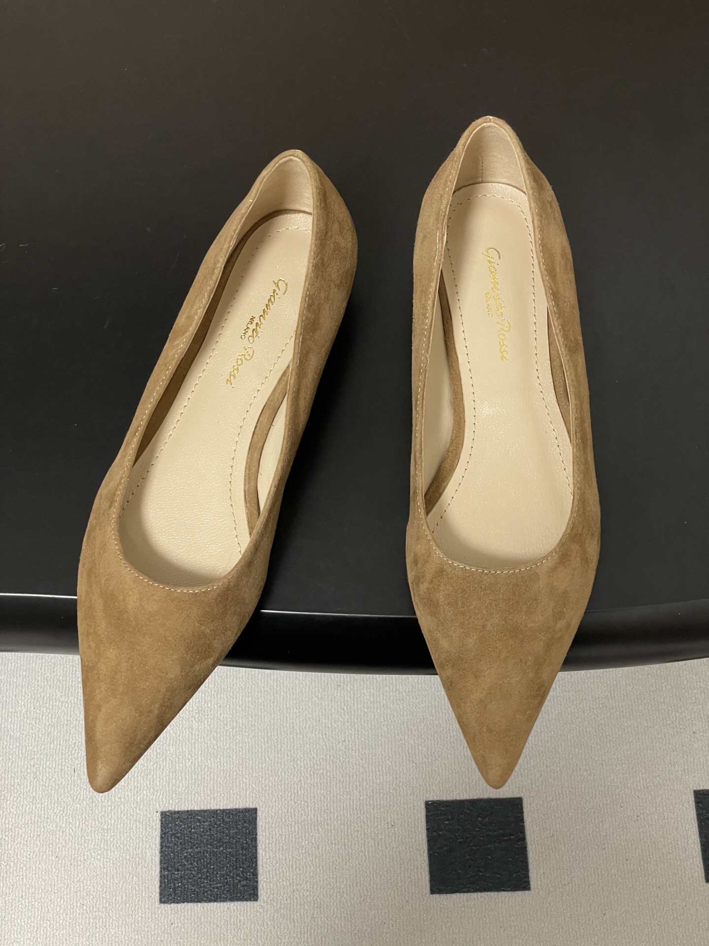 지안비토 로시(GIANVITO ROSSI) 포인티드 플랫슈즈 신발