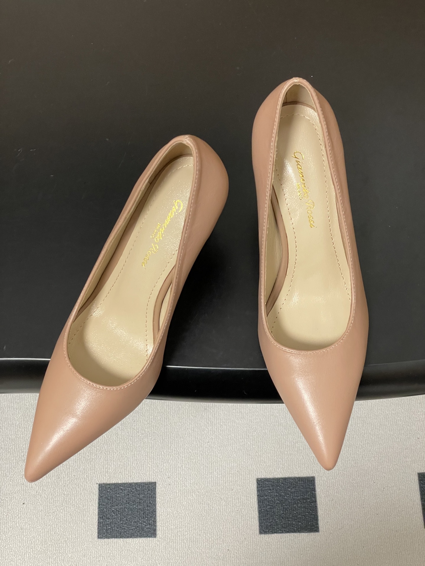 지안비토 로시(GIANVITO ROSSI) 포인티드 하이힐 신발