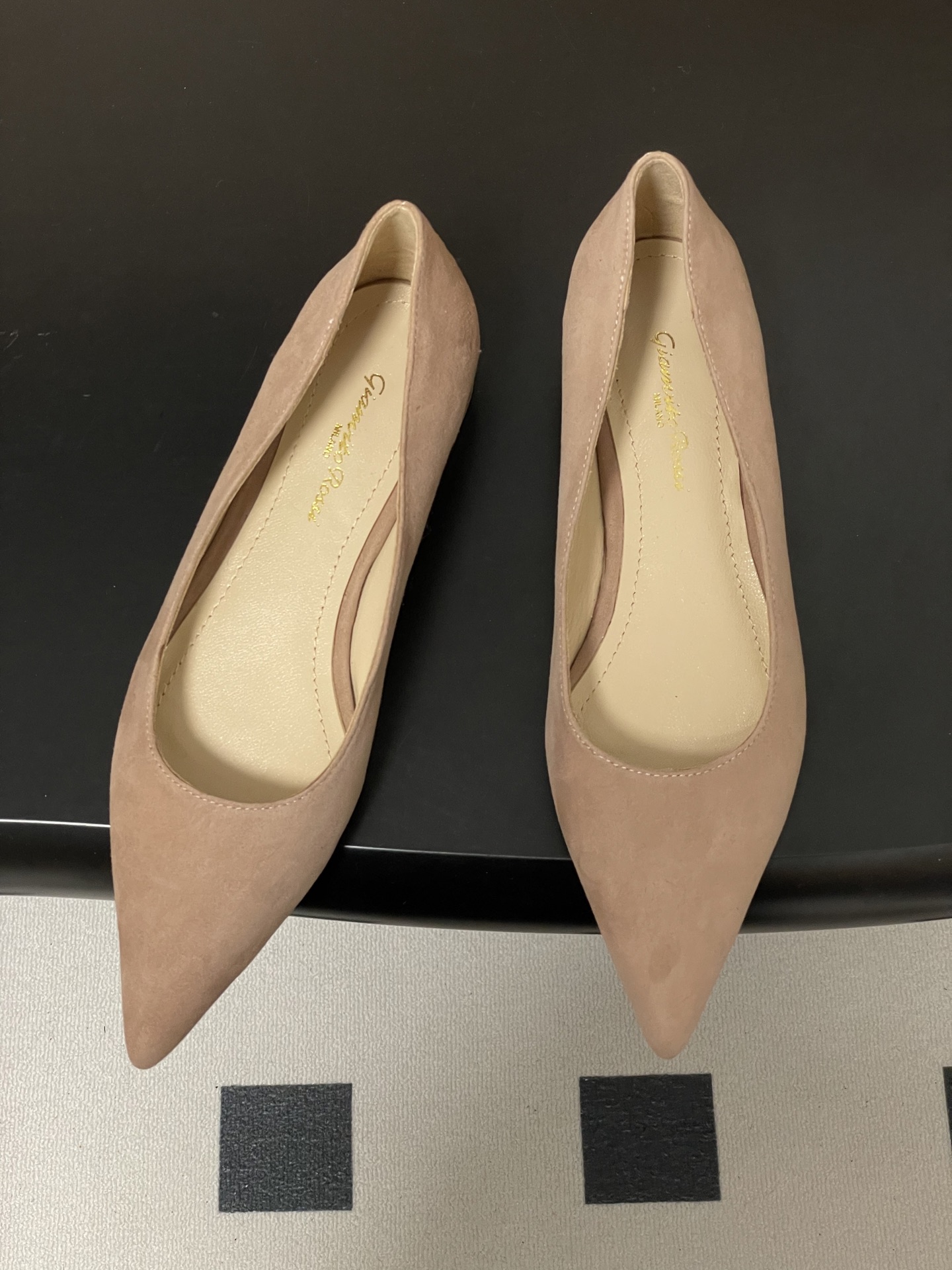 지안비토 로시(GIANVITO ROSSI) 포인티드 플랫슈즈 신발