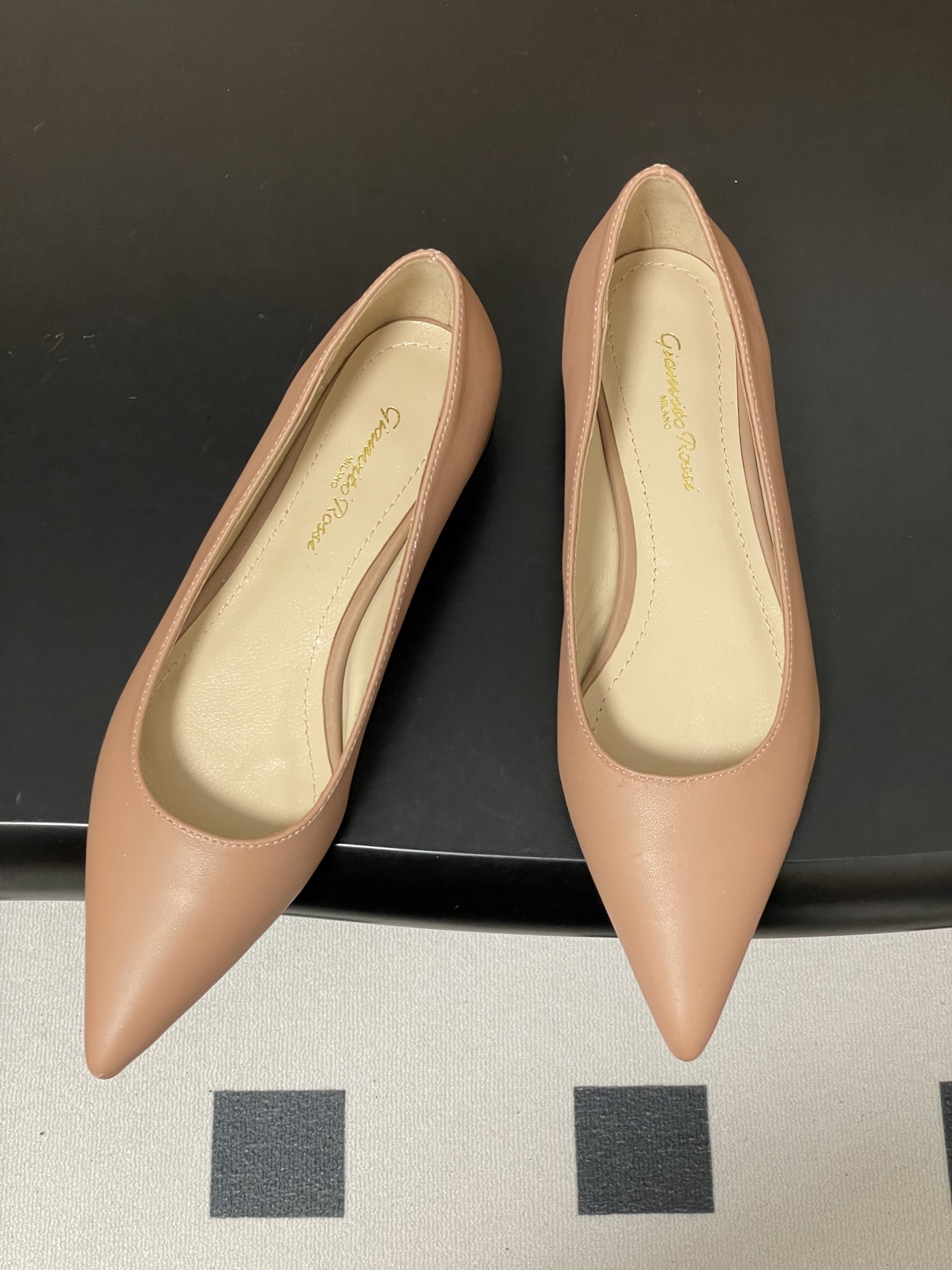 지안비토 로시(GIANVITO ROSSI) 포인티드 플랫슈즈 신발