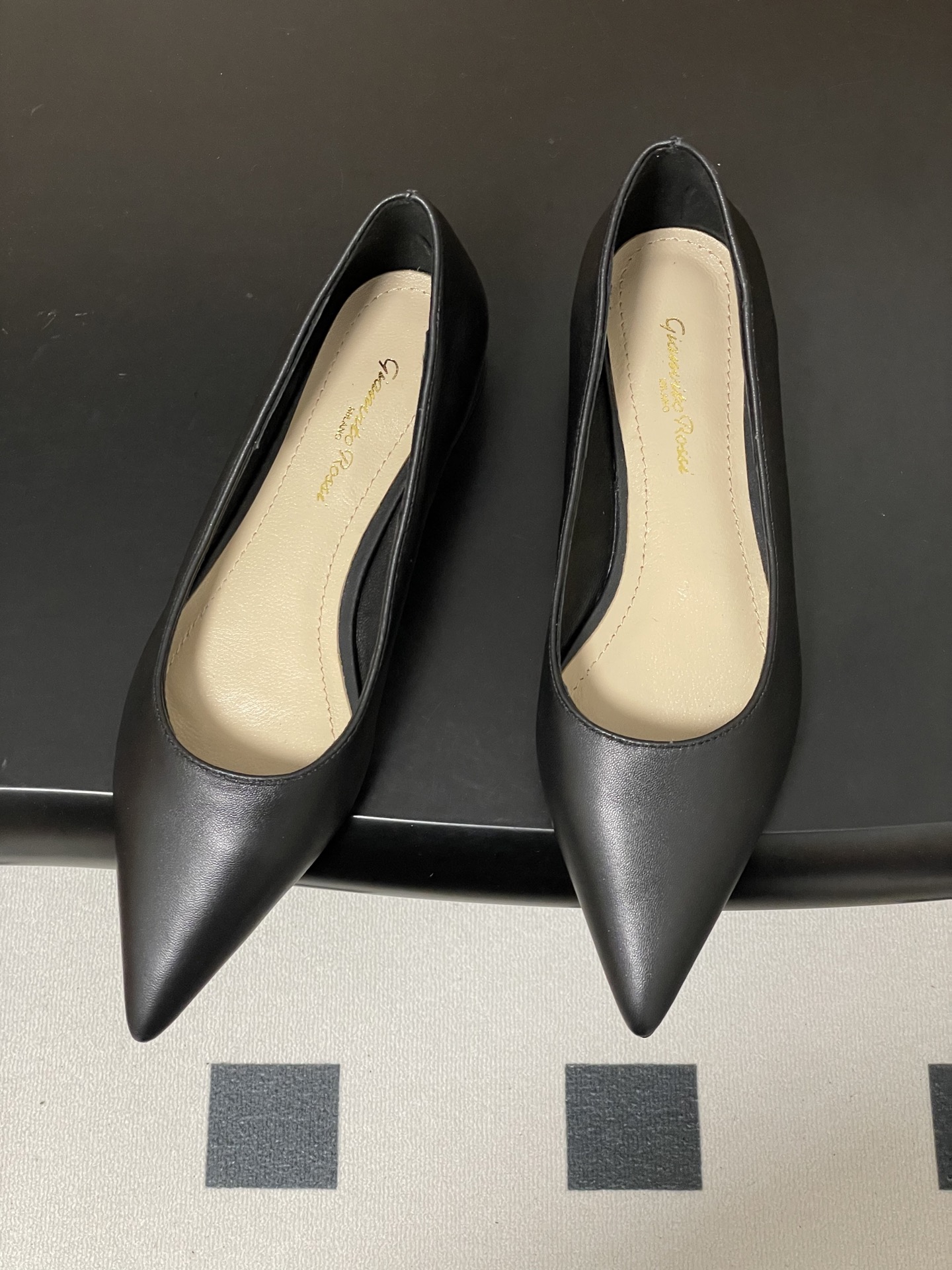 지안비토 로시(GIANVITO ROSSI) 포인티드 플랫슈즈 신발