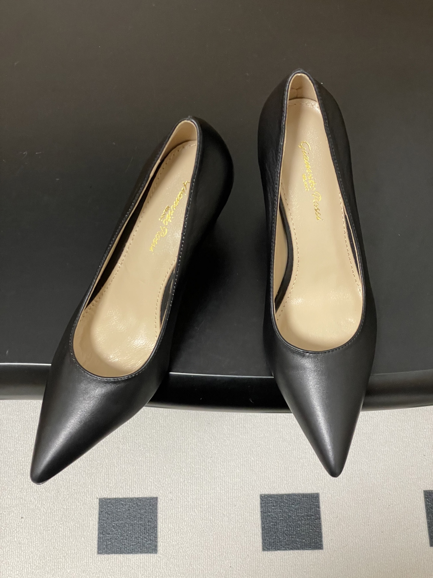 지안비토 로시(GIANVITO ROSSI) 포인티드 하이힐 신발