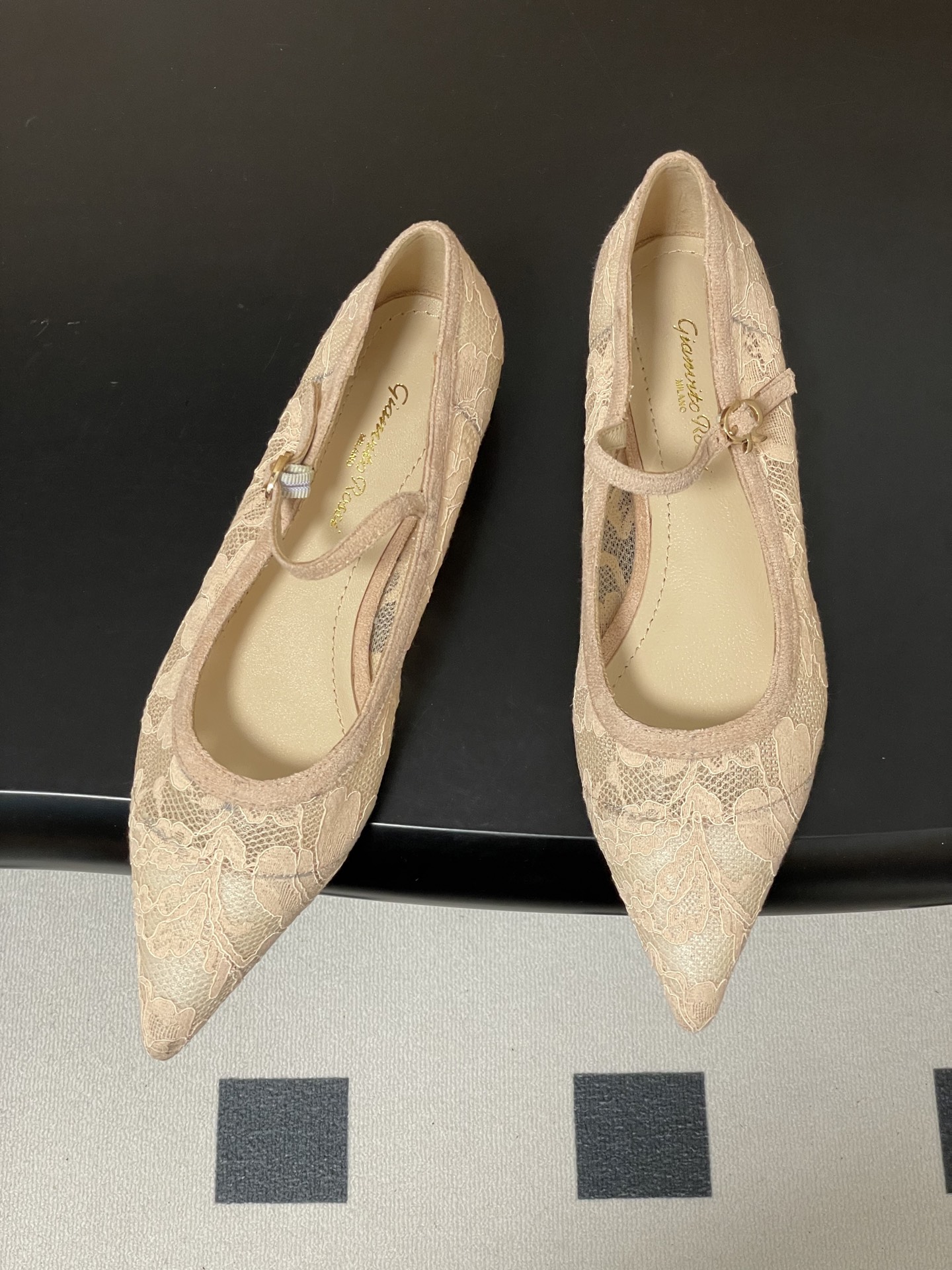 지안비토 로시(GIANVITO ROSSI) 메쉬 포인티드 플랫슈즈 신발