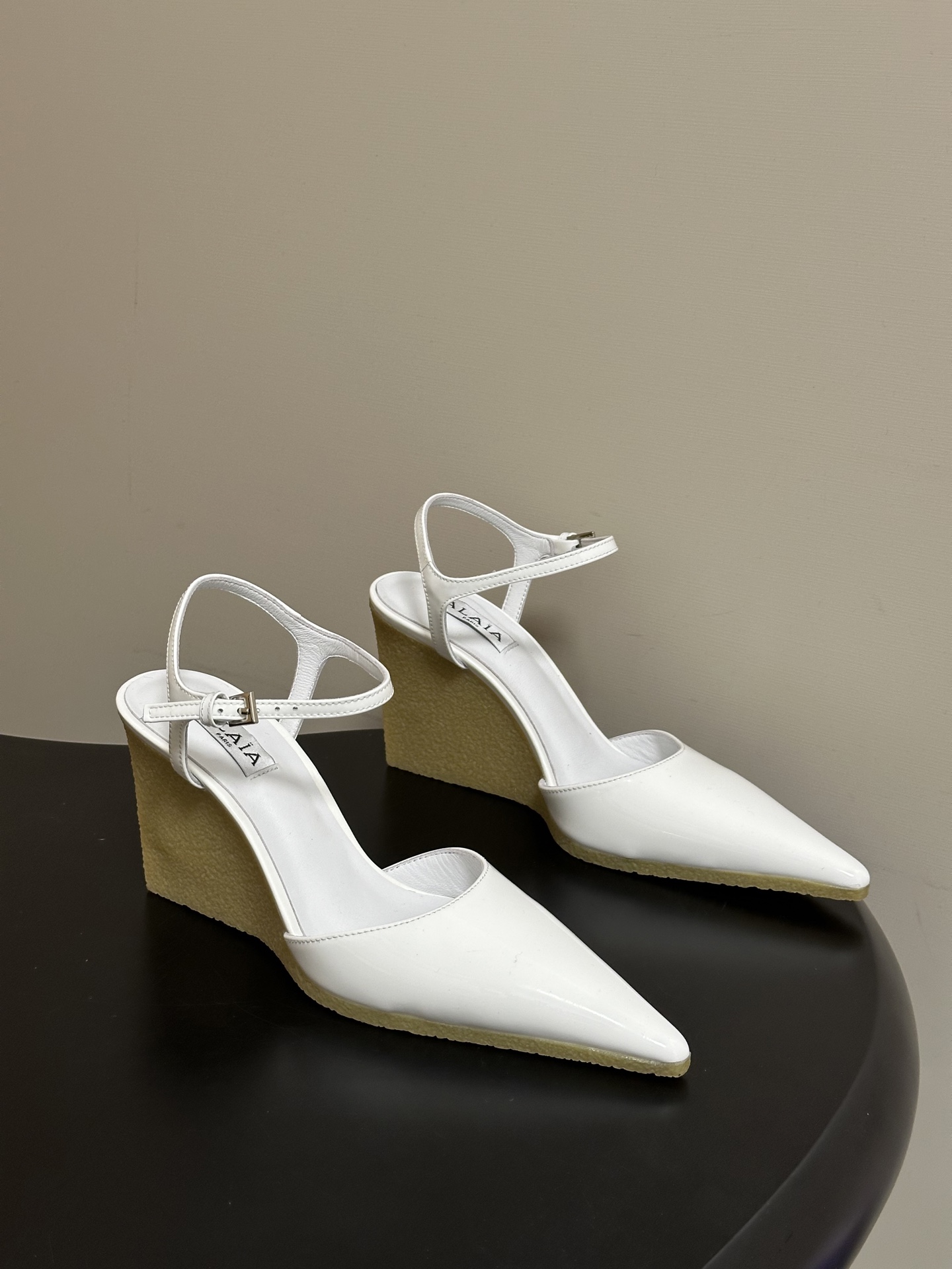 알라이아(ALAIA) 페이턴트 큐브 힐 슬링백 신발