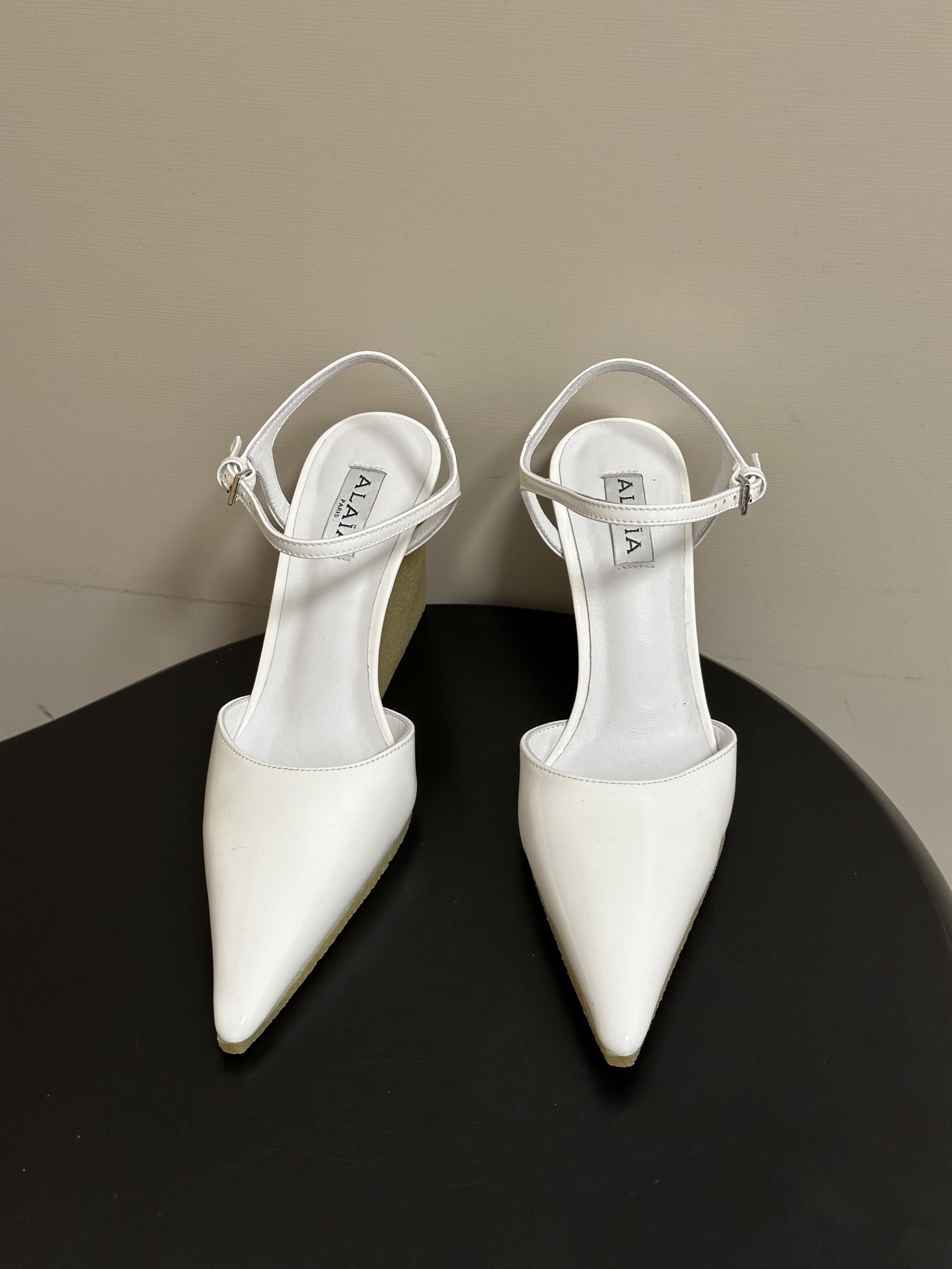 알라이아(ALAIA) 페이턴트 큐브 힐 슬링백 신발