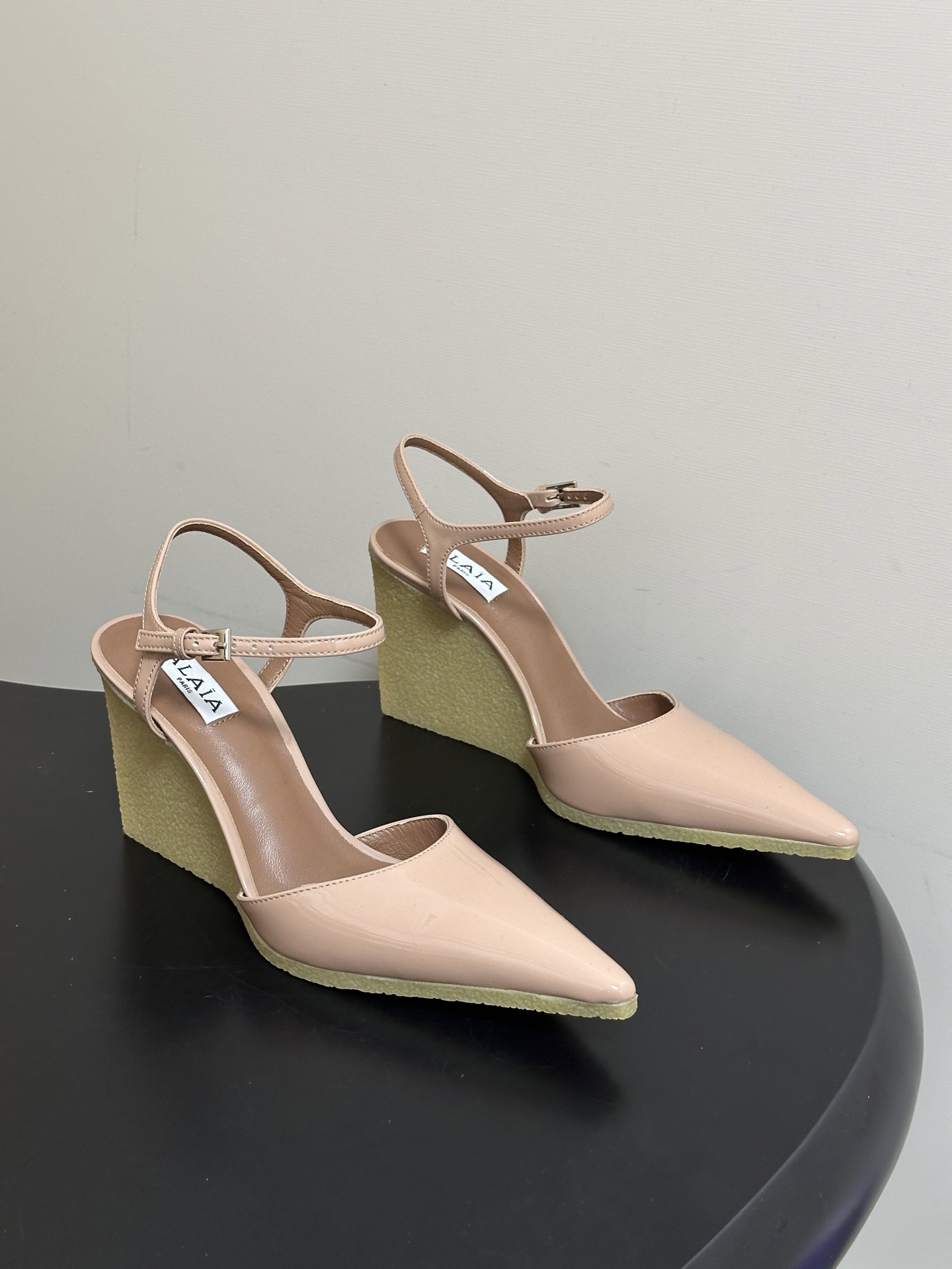 알라이아(ALAIA) 페이턴트 큐브 힐 슬링백 신발