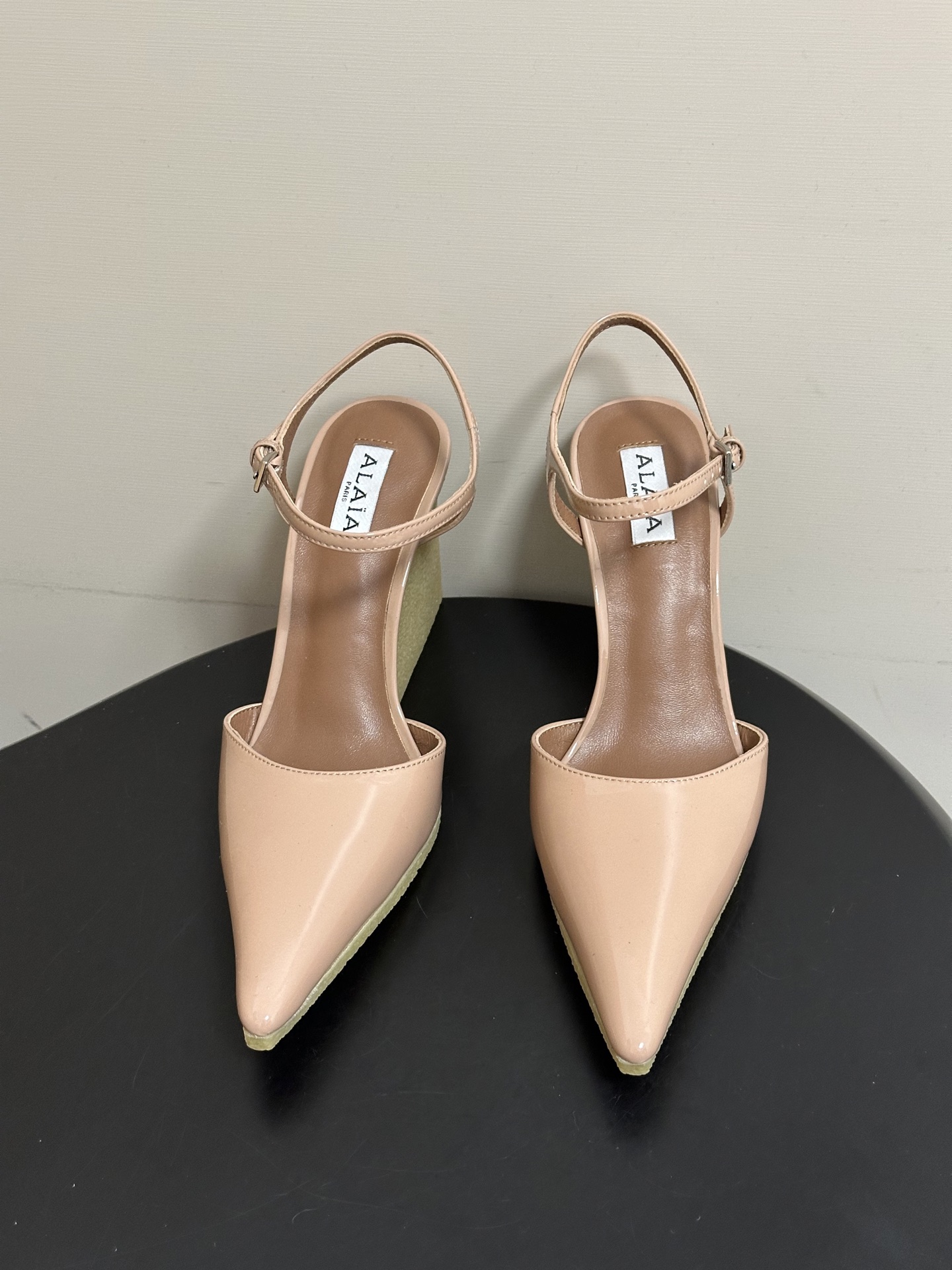 알라이아(ALAIA) 페이턴트 큐브 힐 슬링백 신발