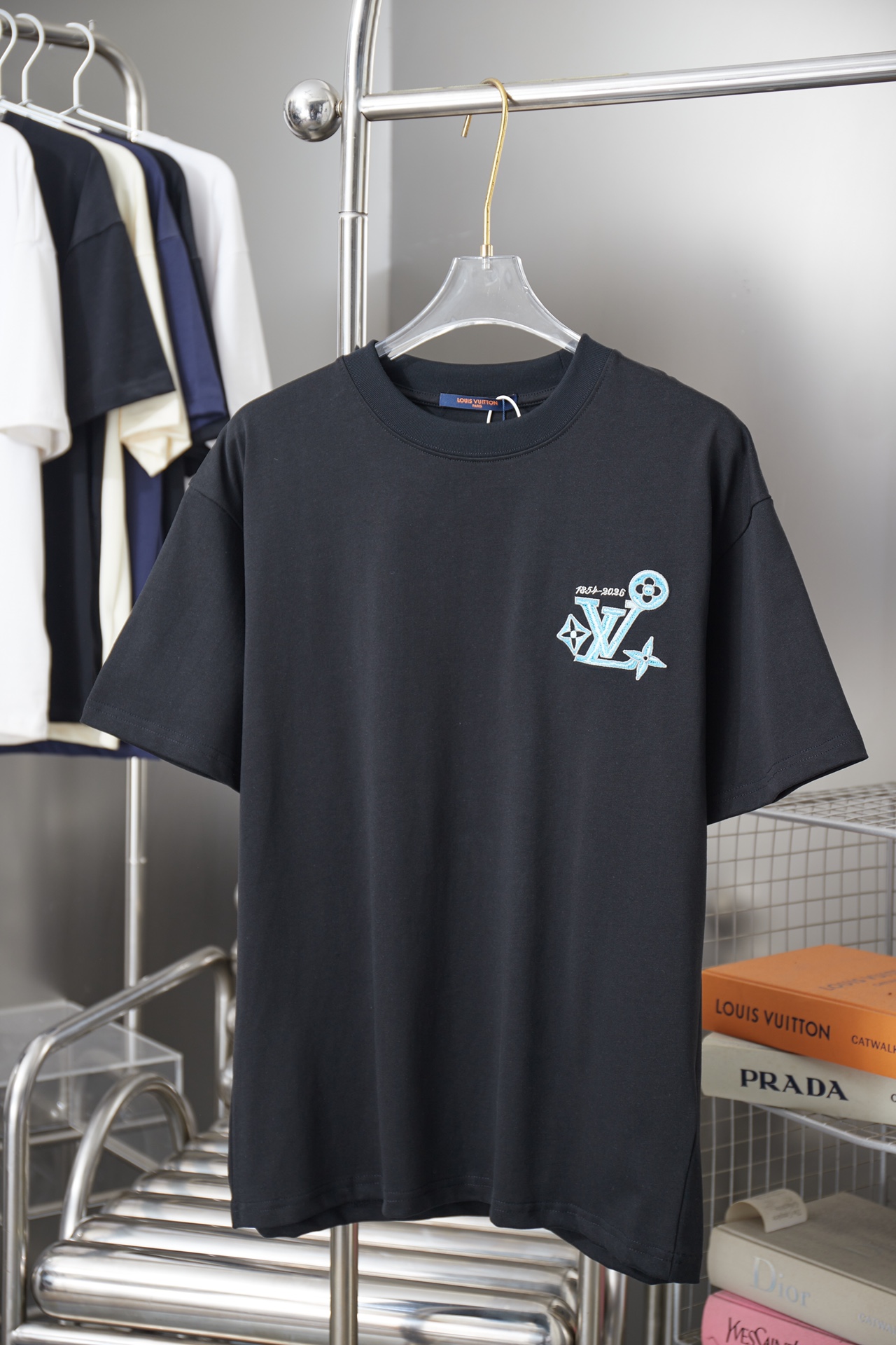 루이비통(LV) 입체 자수 로고 반팔 티셔츠 의류