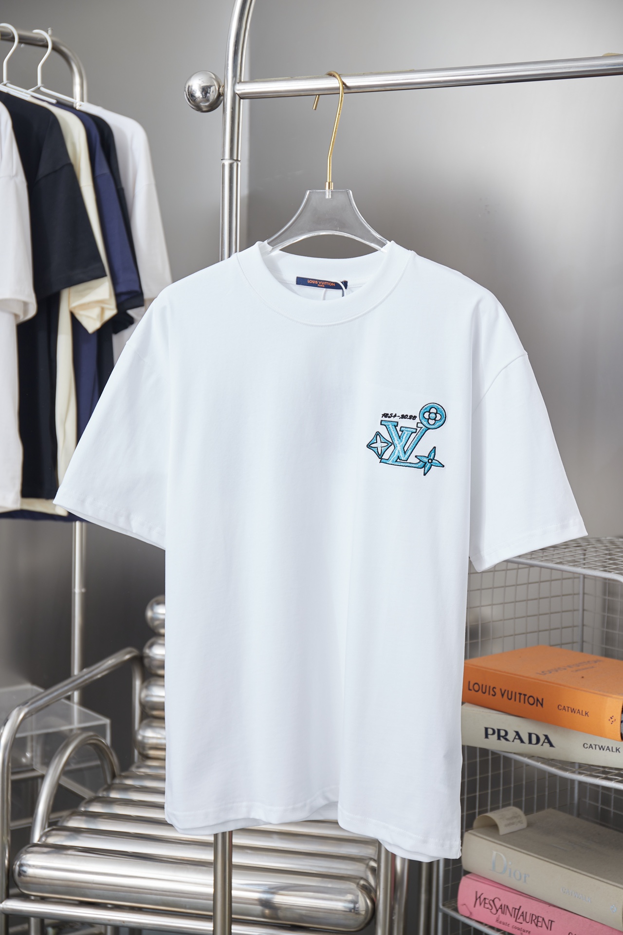 루이비통(LV) 입체 자수 로고 반팔 티셔츠 의류