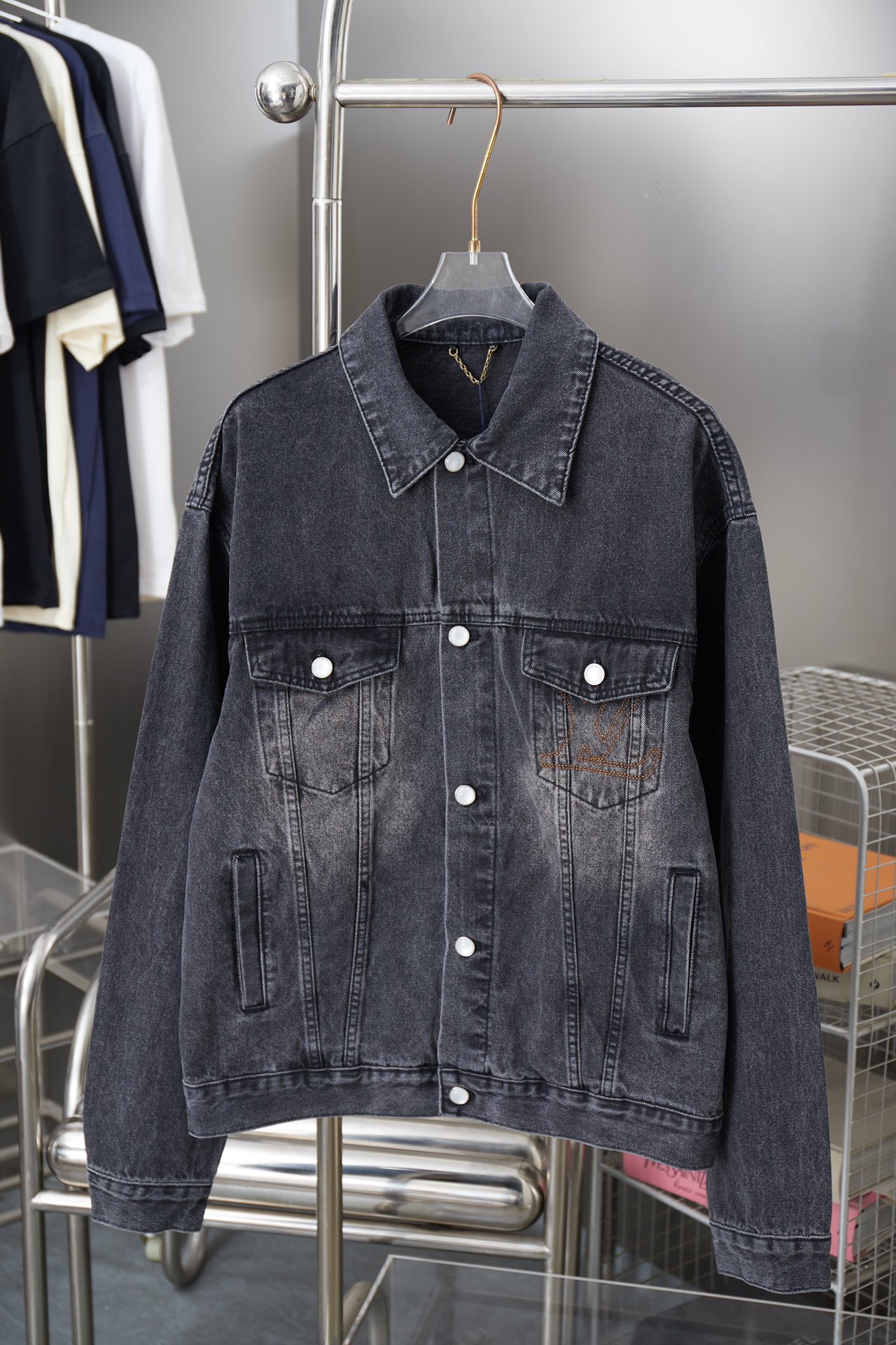 루이비통(LV) 샌드워싱 자수 스티치 데님 자켓 의류