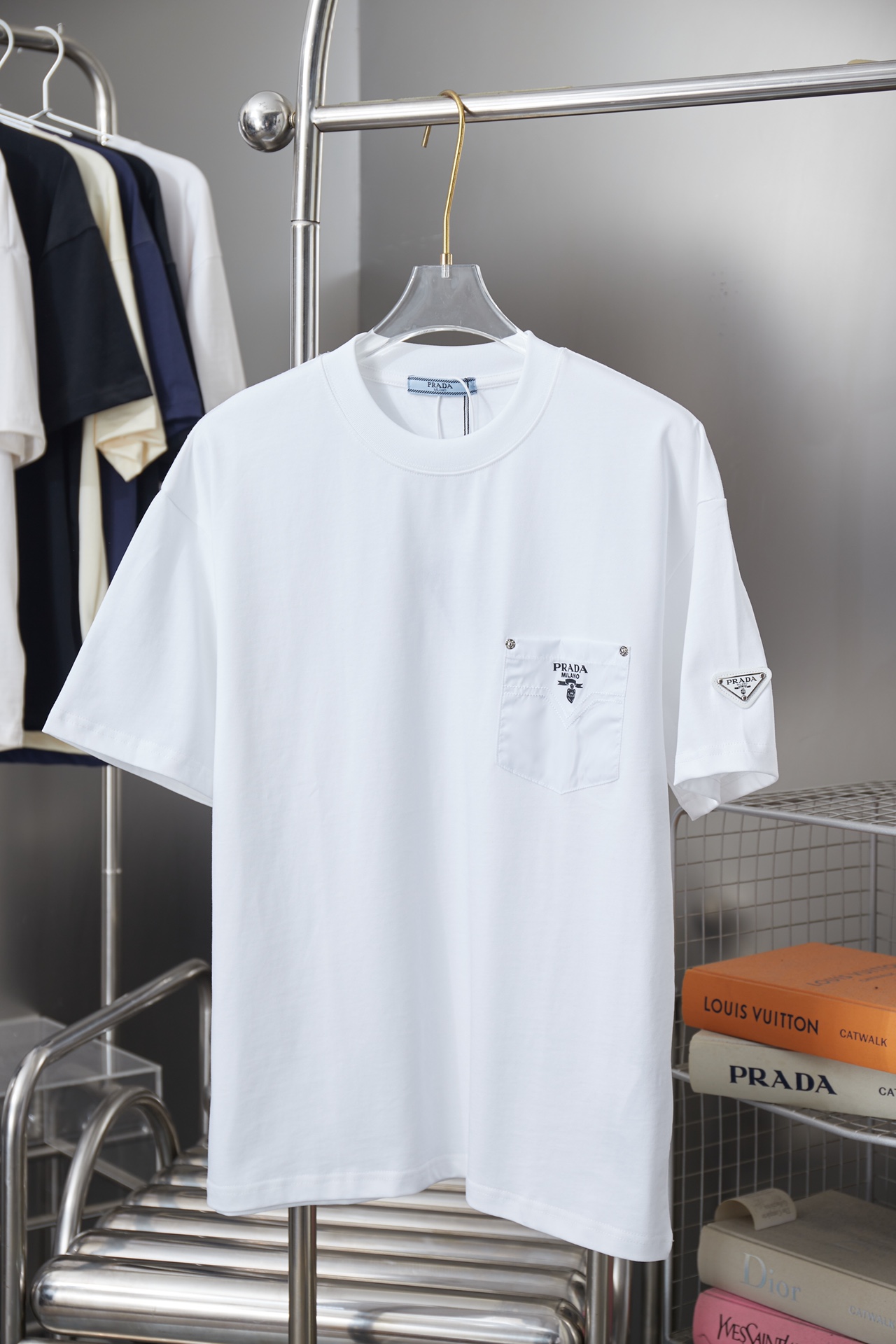 프라다(PRADA) 포켓 로고 프린트 반팔 티셔츠 의류